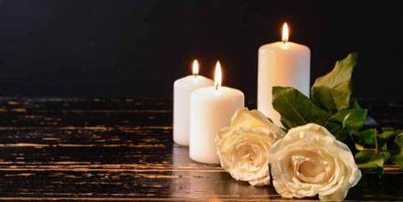 3 lampions avec des roses sur une table noire