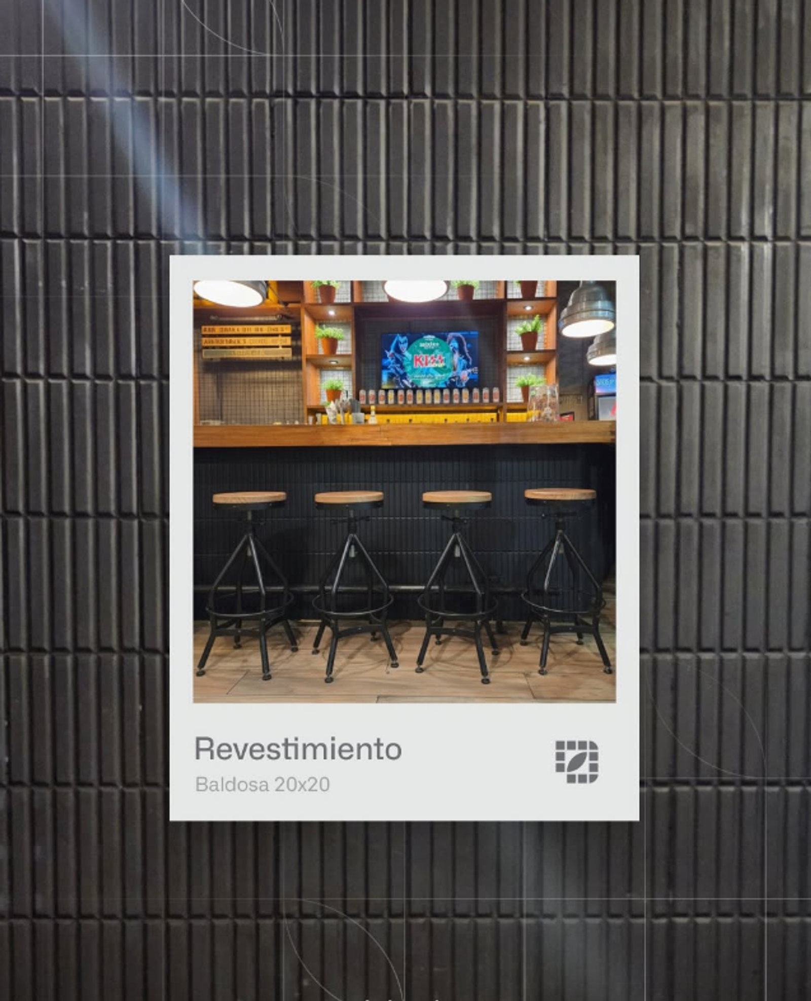 Detalle de baldosa 6 panes negra 20×20 en sentido vertical revistiendo la pared de un bar.