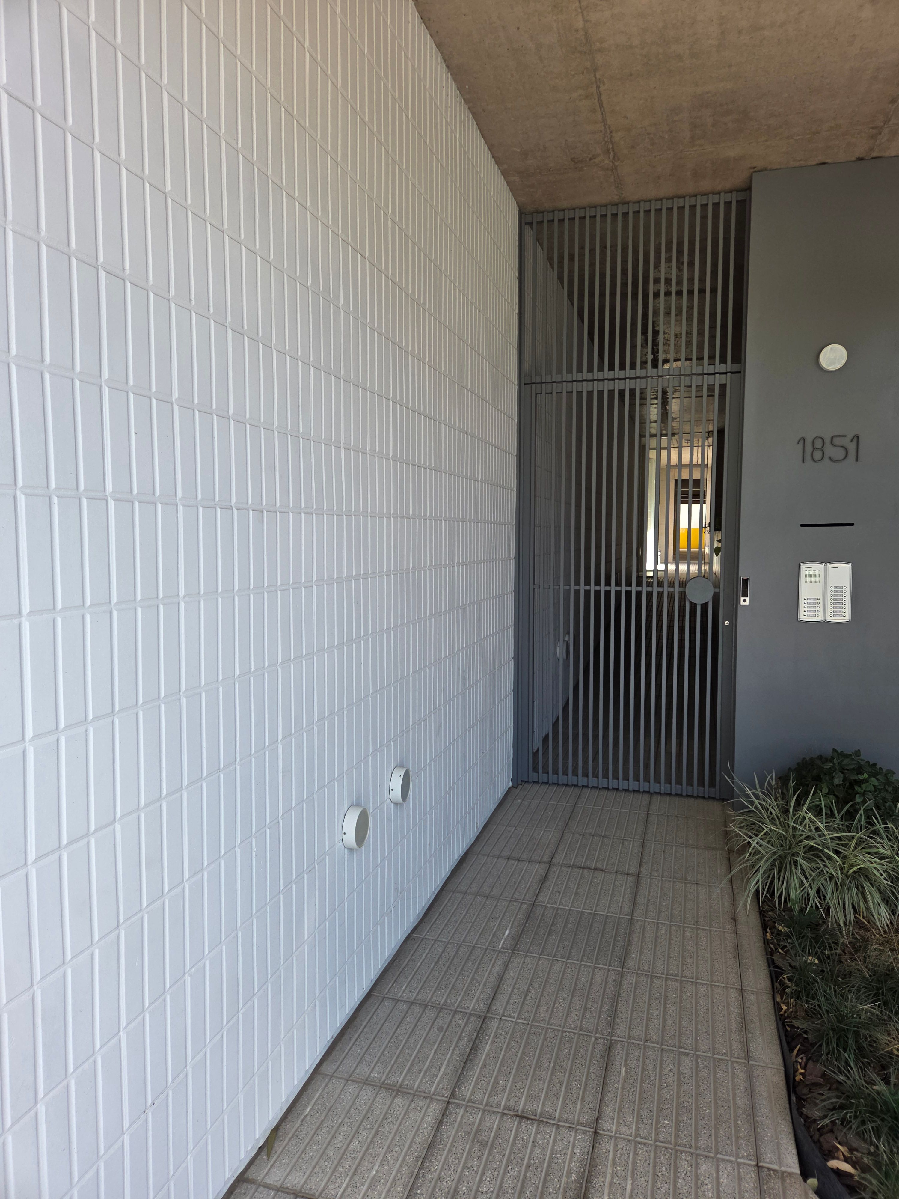 8 Bastones Gris Capital en uso