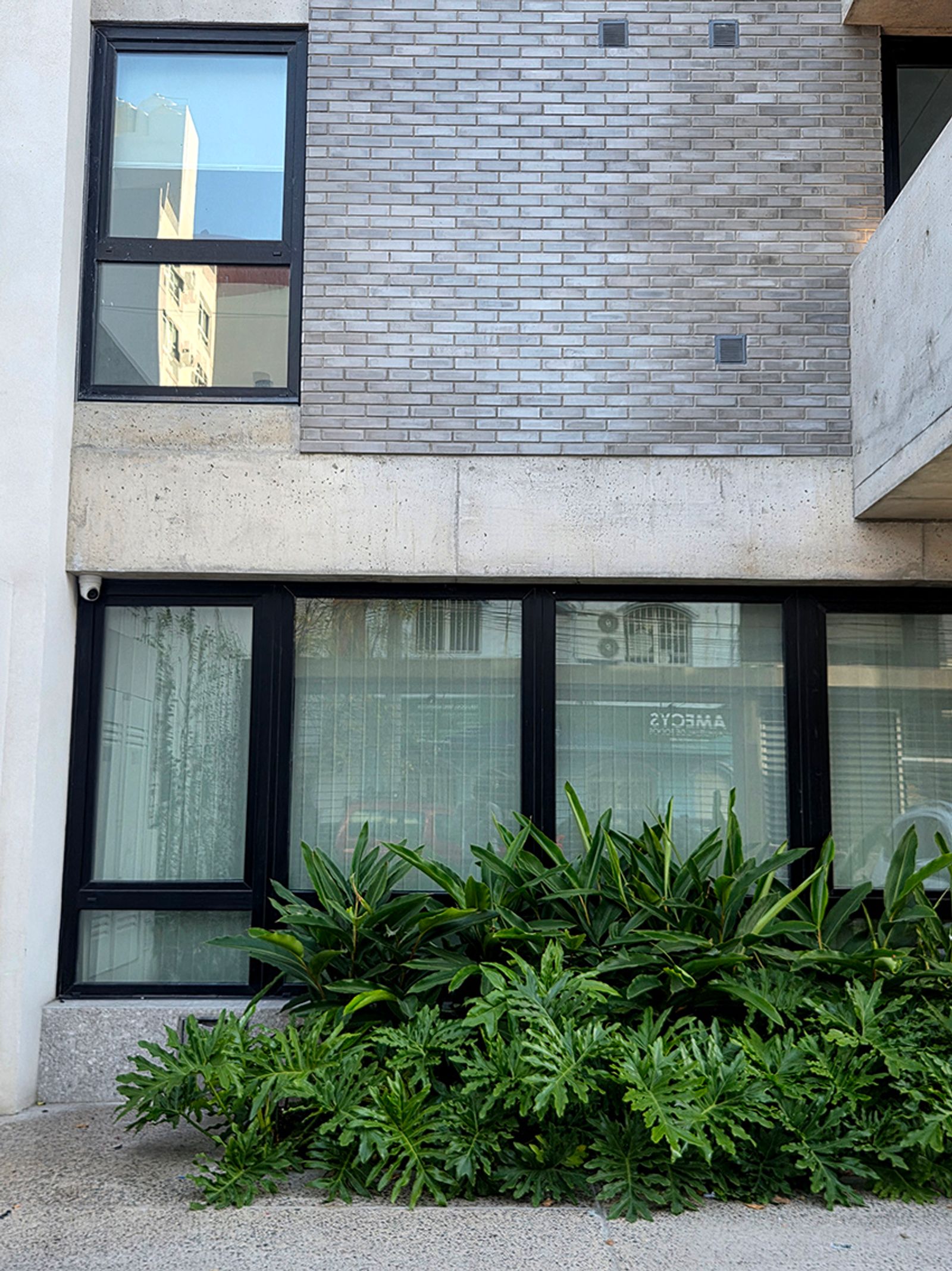 Tejuela Cementicia Gris colocada como revestimiento en edificio DIMA