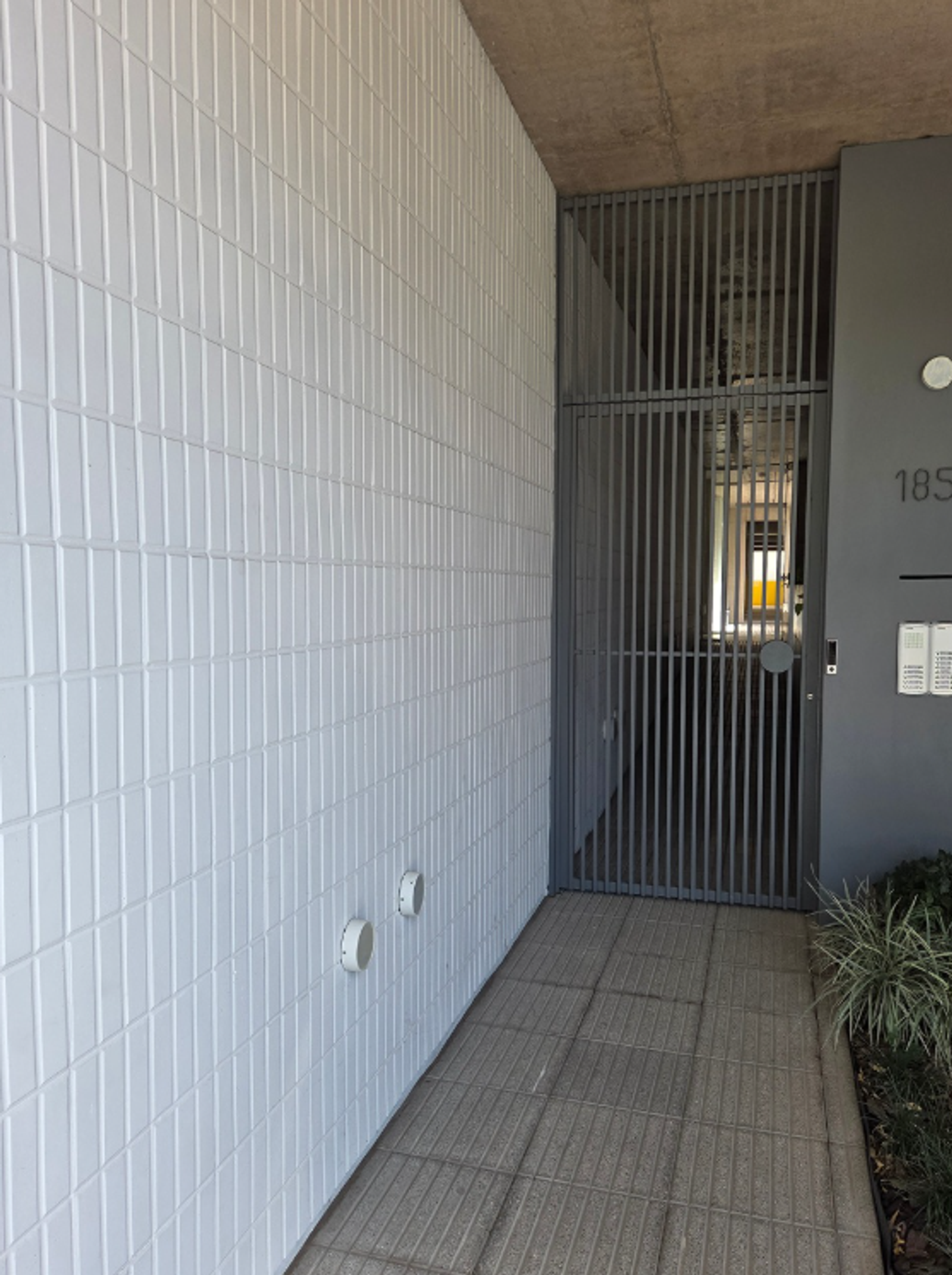 Fachada de edificio moderno revestido con baldosa 3 panes blanca 20×20 