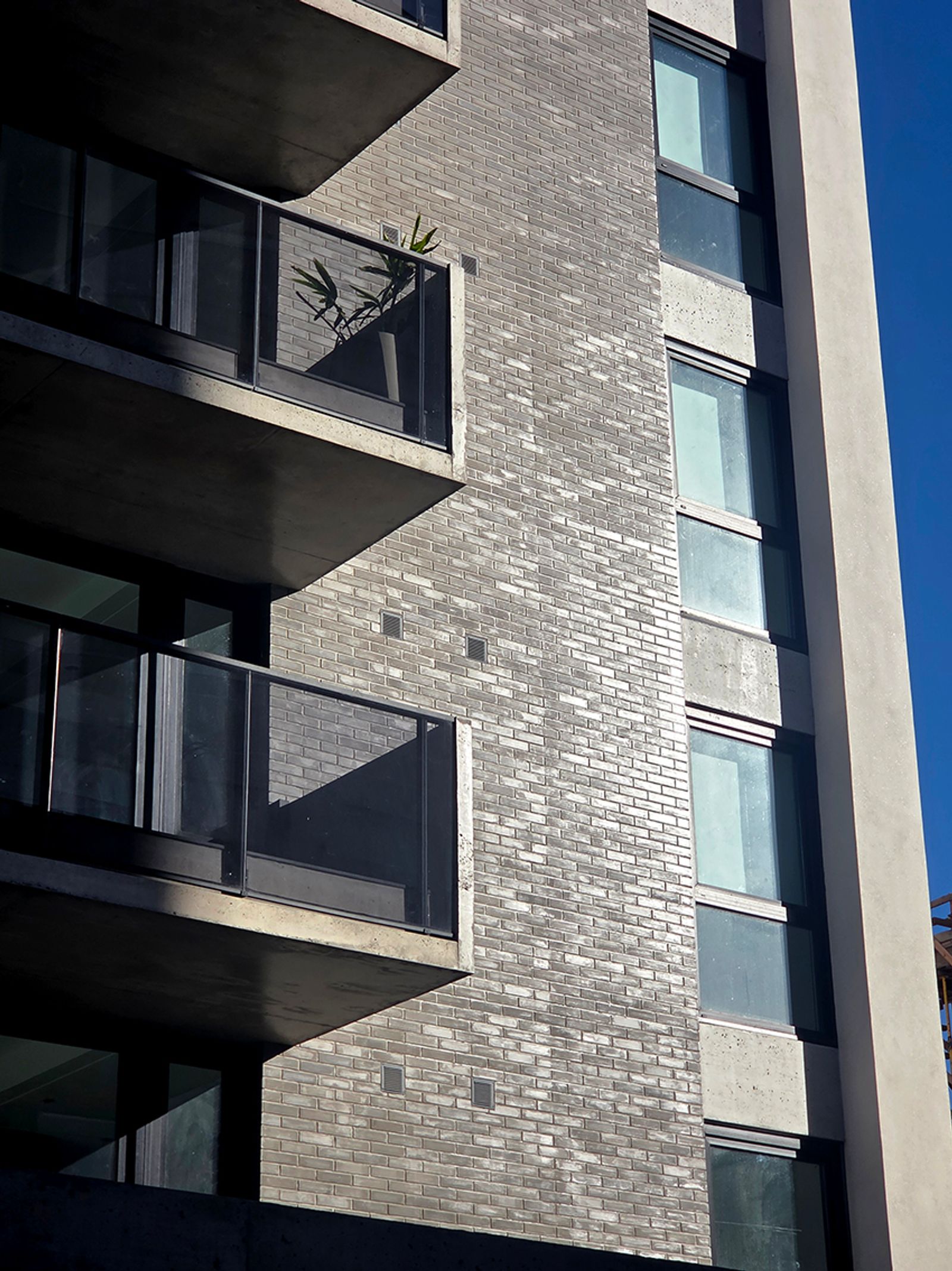 Tejuela Cementicia Gris colocada como revestimiento en edificio DIMA