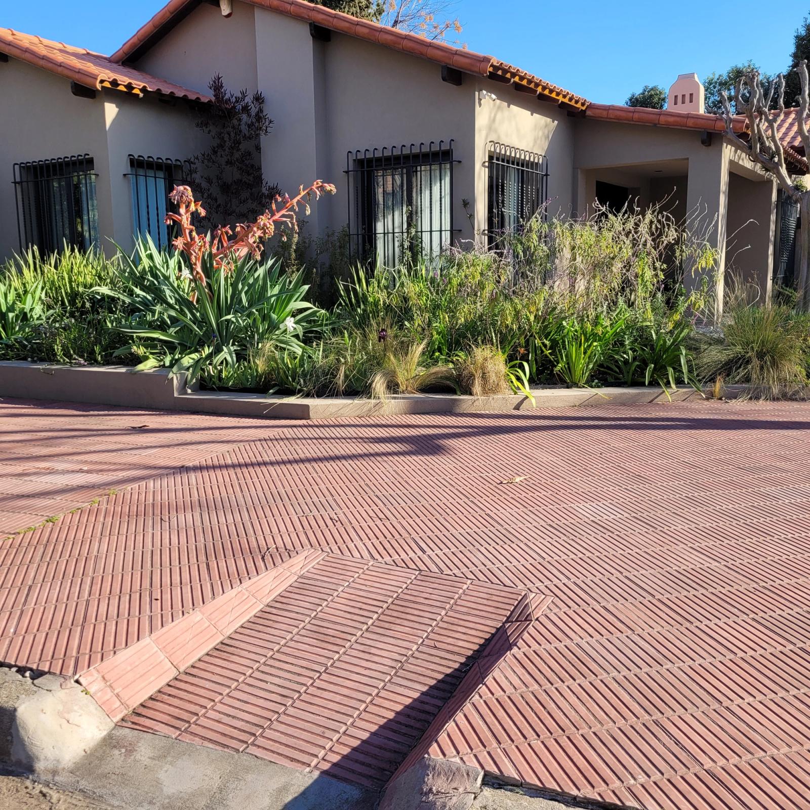 Vereda con baldosa calcarea 20x20, por m2 entran 25 unidades.