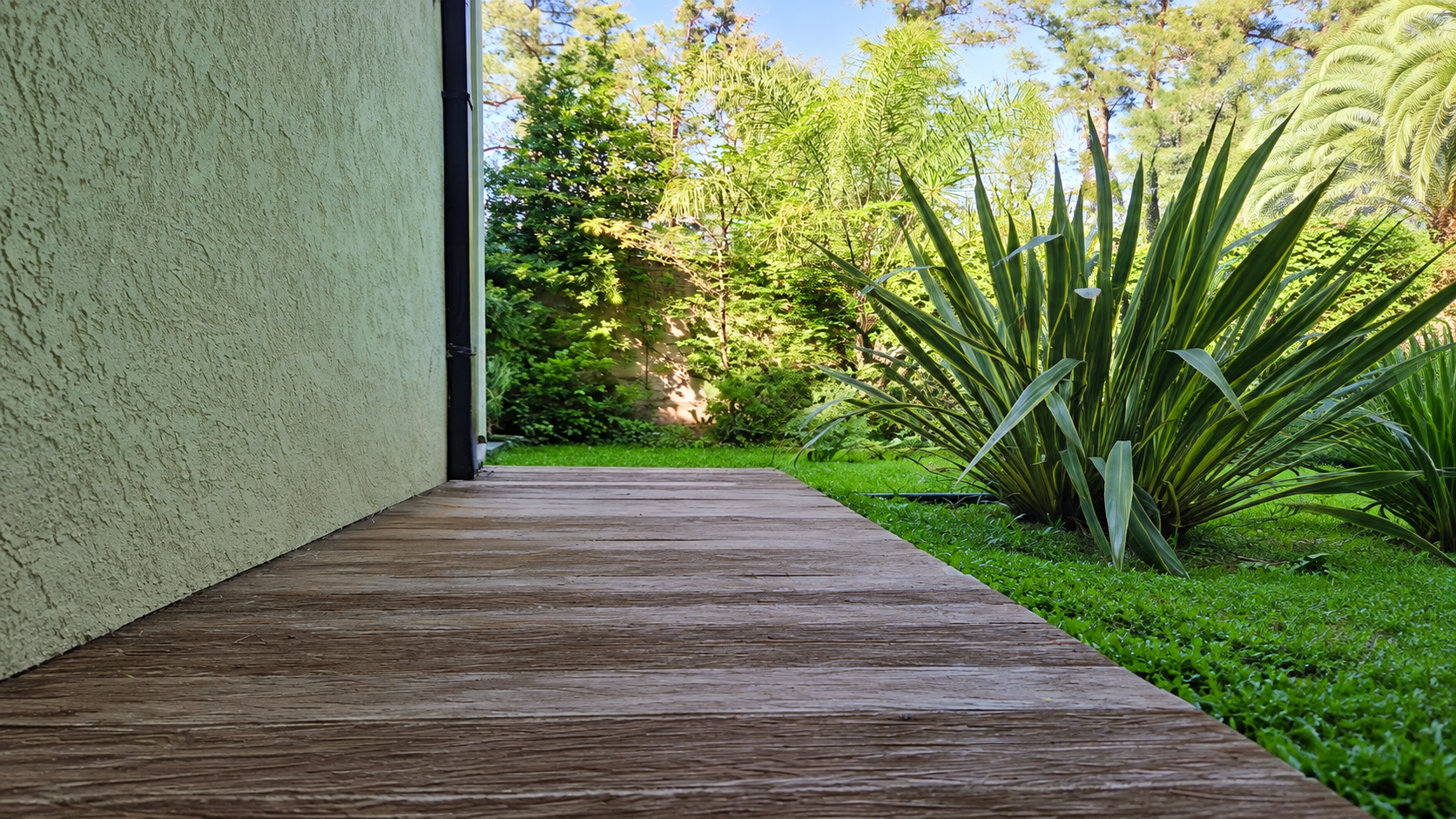 Jardín con piso modular sustentable