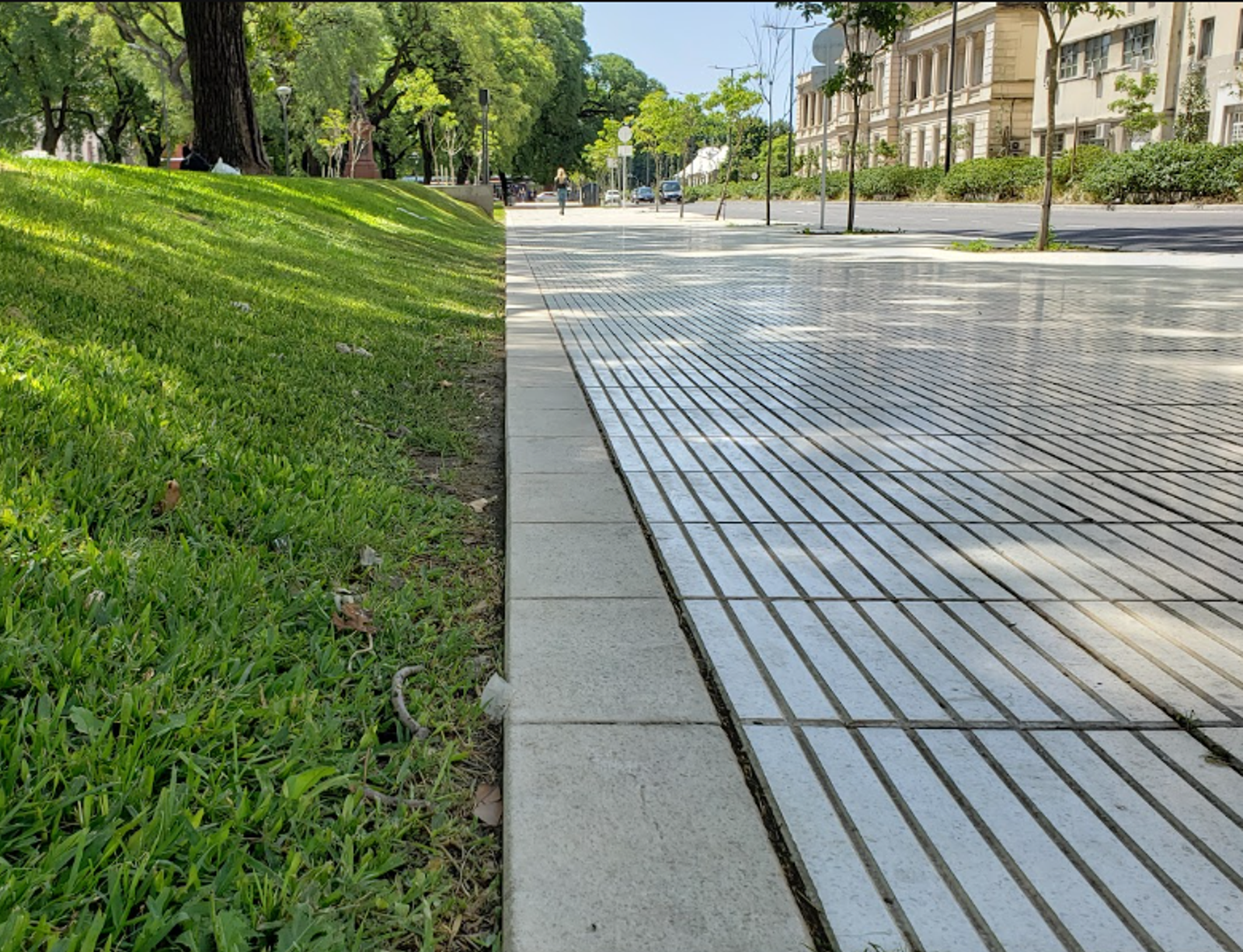 Vereda urbana con baldosas de 8 panes blanco espuma 40x40, ejemplo de piso exterior resistente para espacios públicos y alto tránsito.