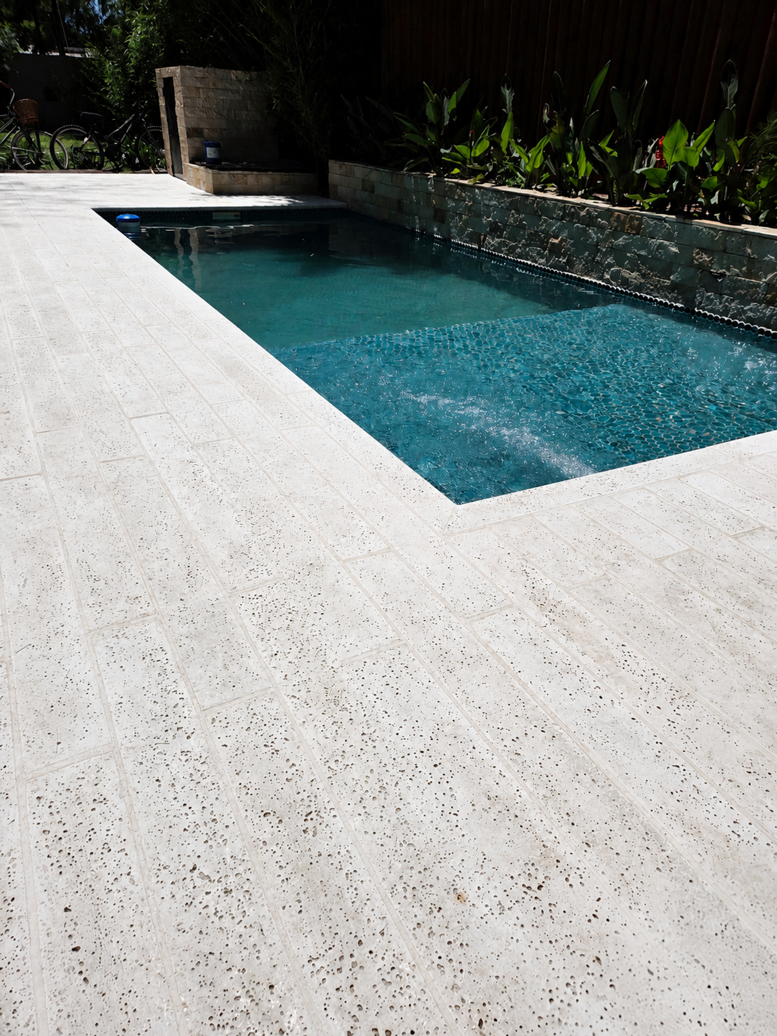 Solárium de pileta revestido con Loseta Deck Atérmico 100x12 de DUBRA en blanco