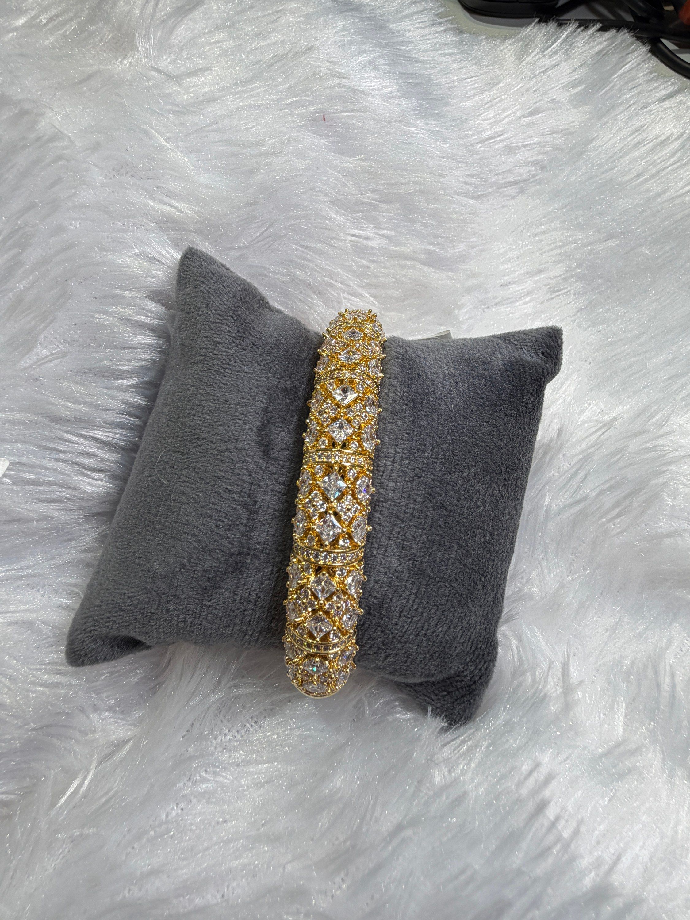 Broad gold stone kada
