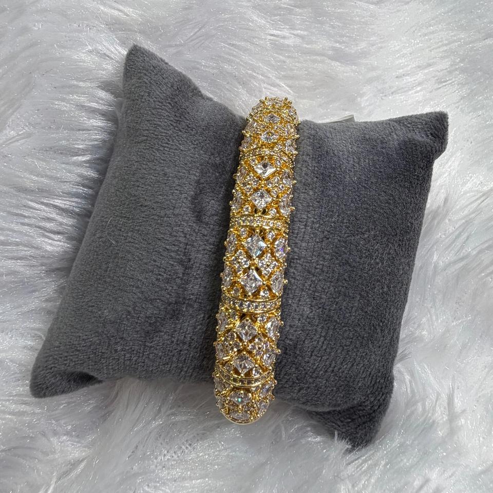 Broad gold stone kada