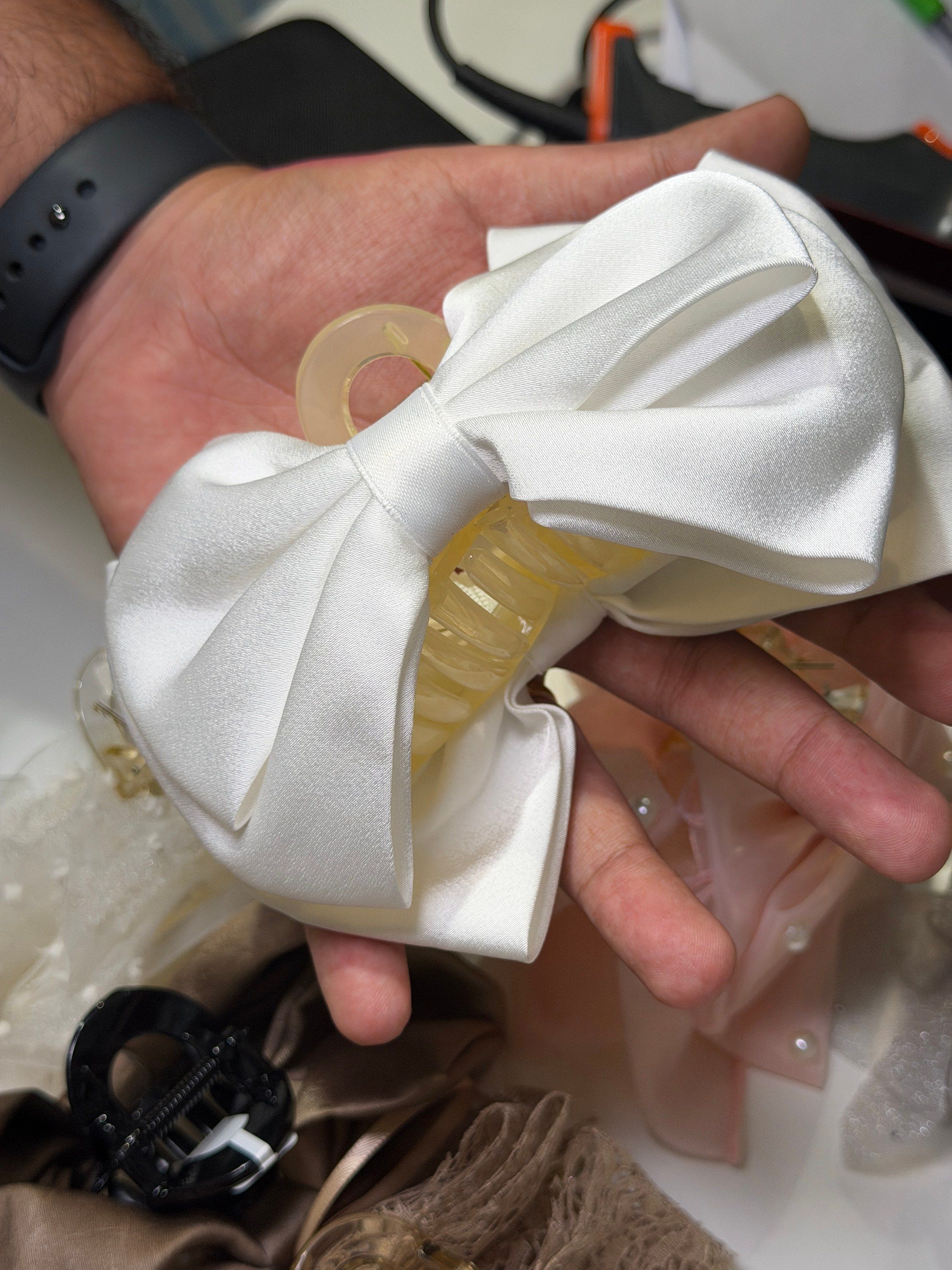 Satin bow hair clutcher, white