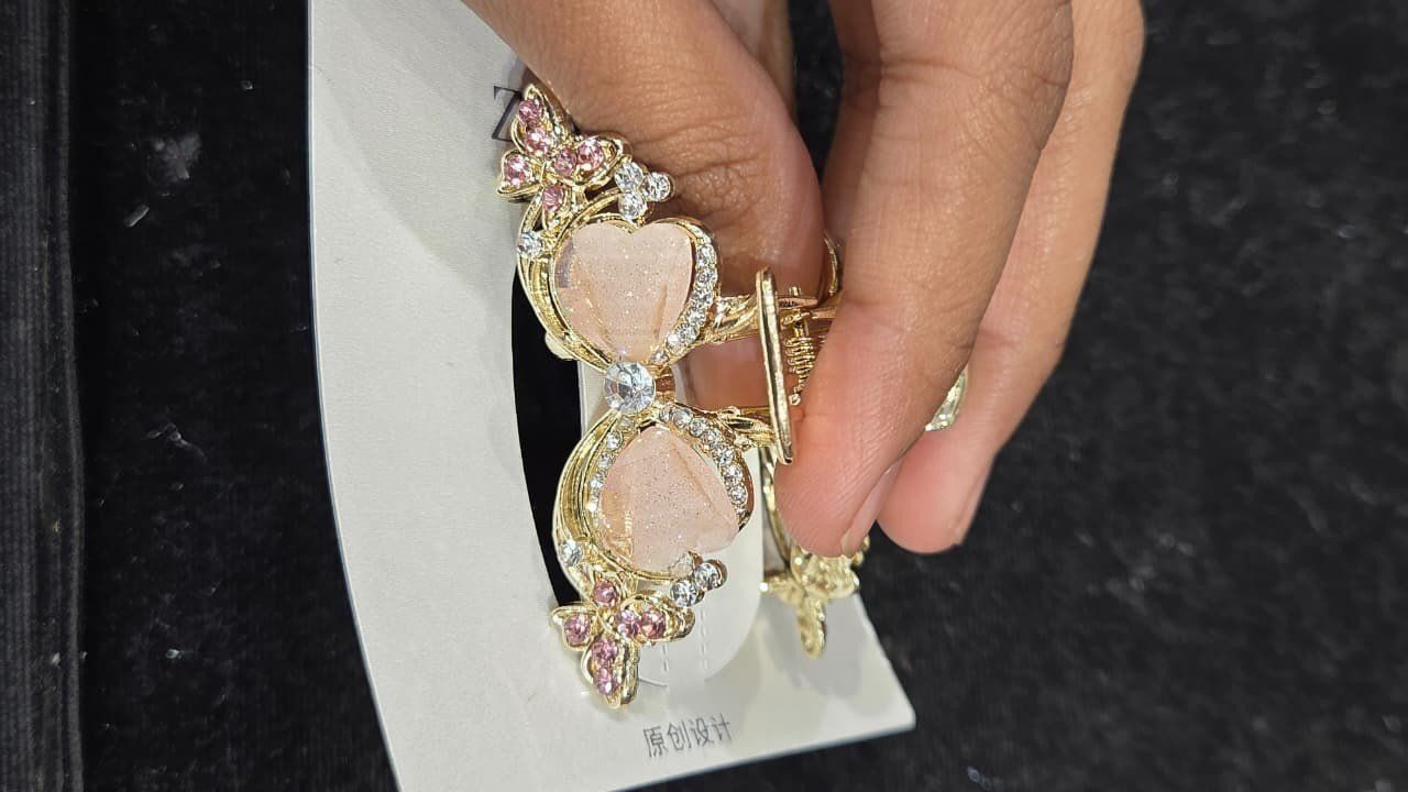 Pink heart stone claw clip *