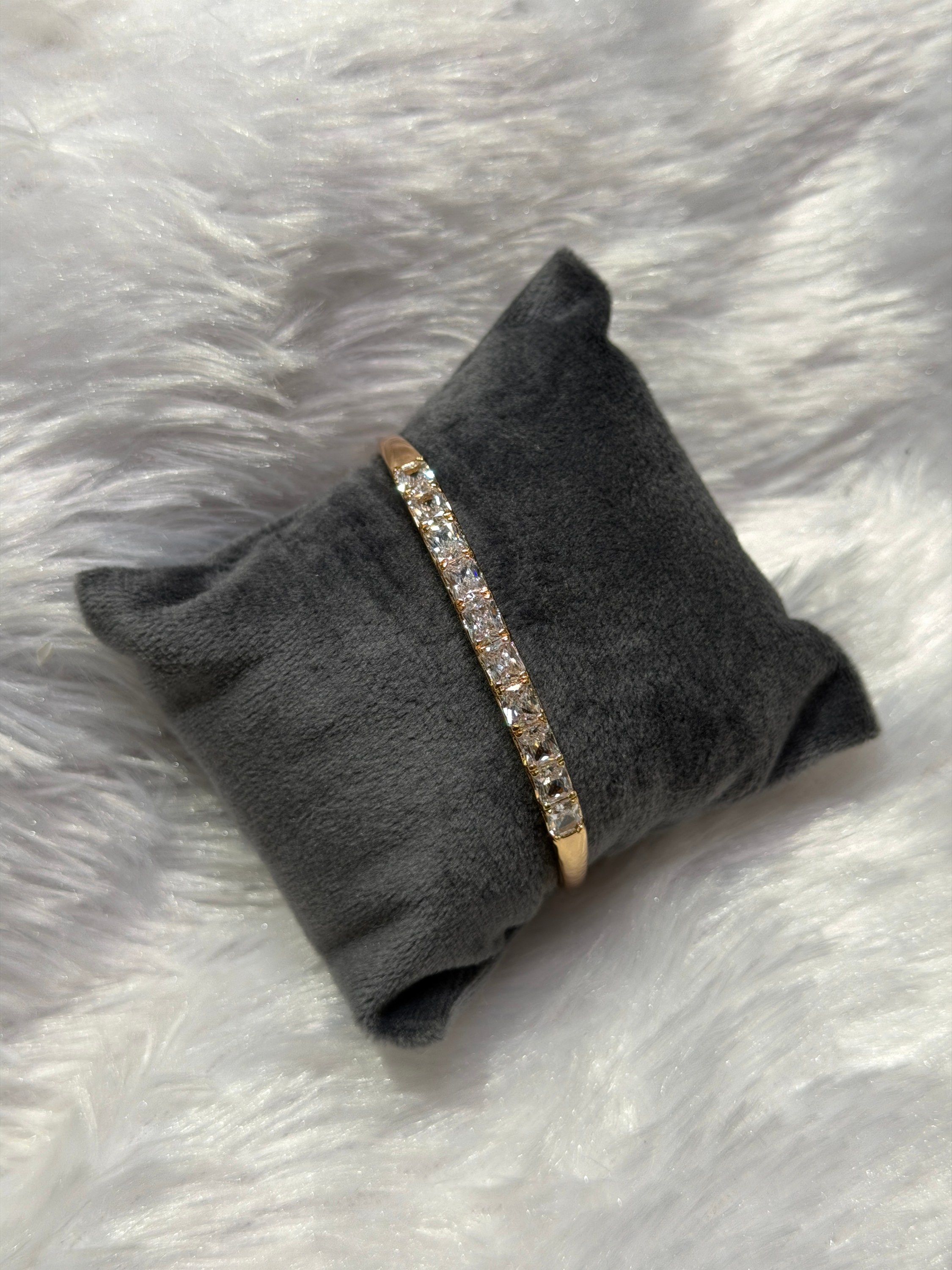 Slim stone line bracelet