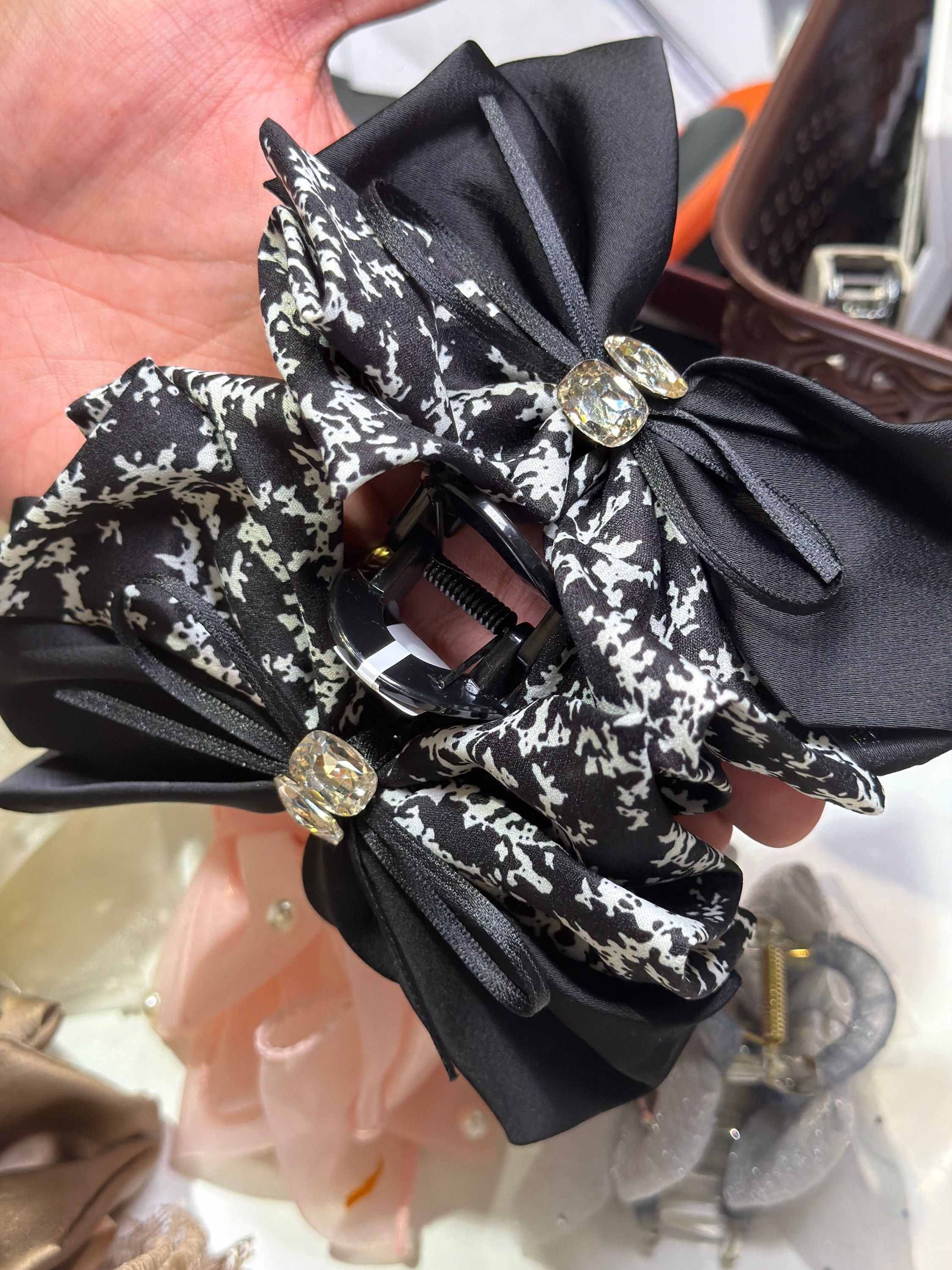 Printed satin bow hair clutcher, black, photo 2