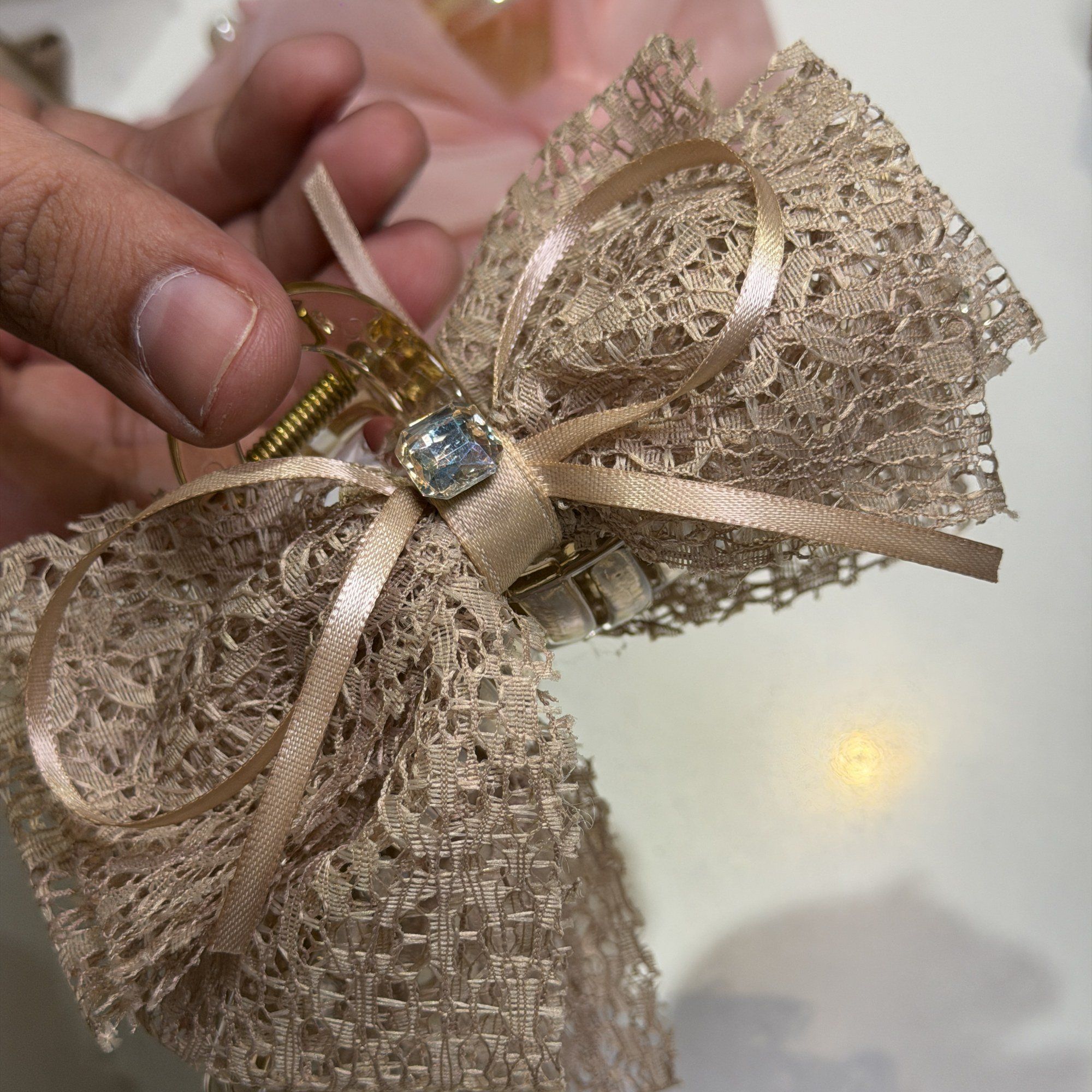 Lace bow hair clutcher, beige, photo 2