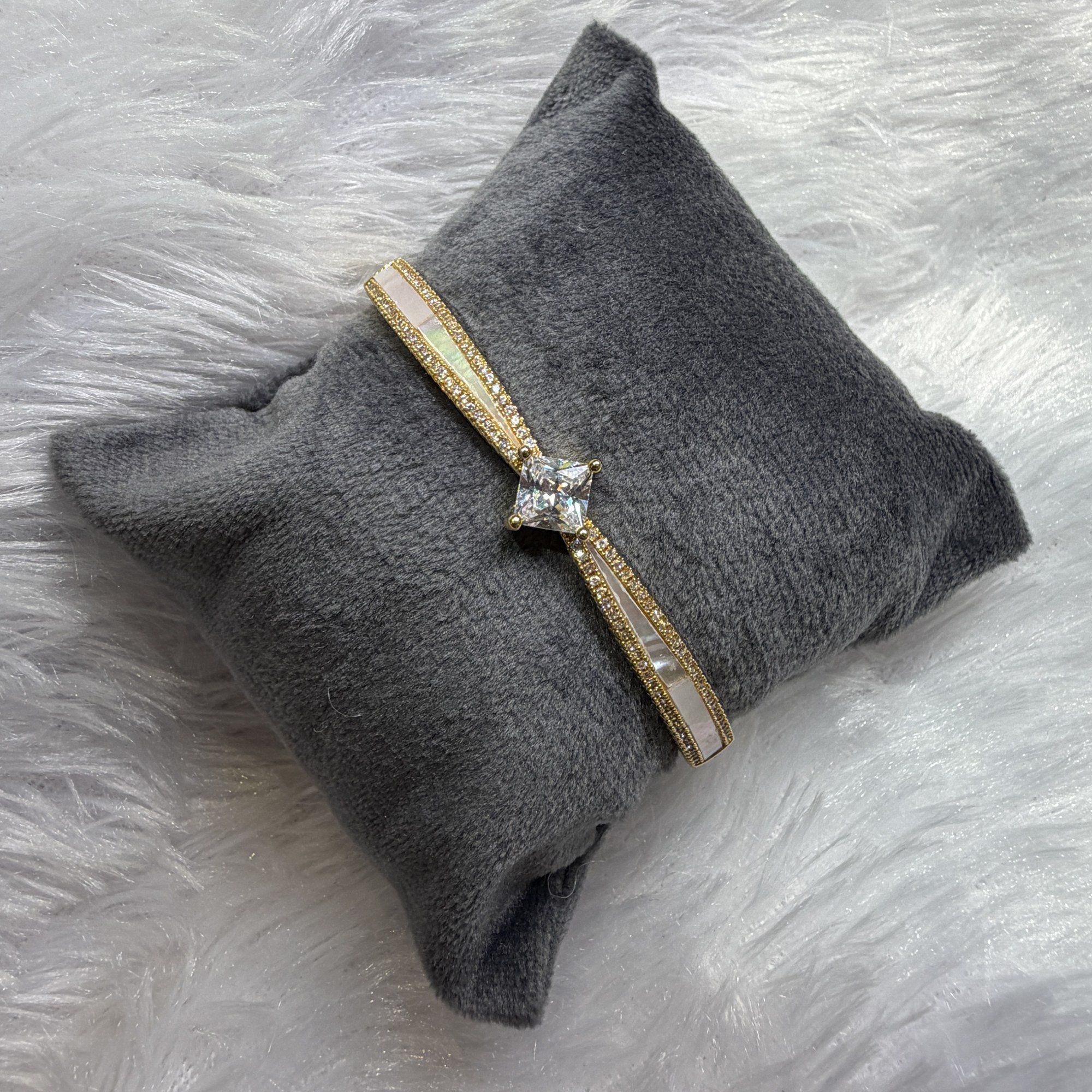 Pearl-white inlay solitaire bracelet