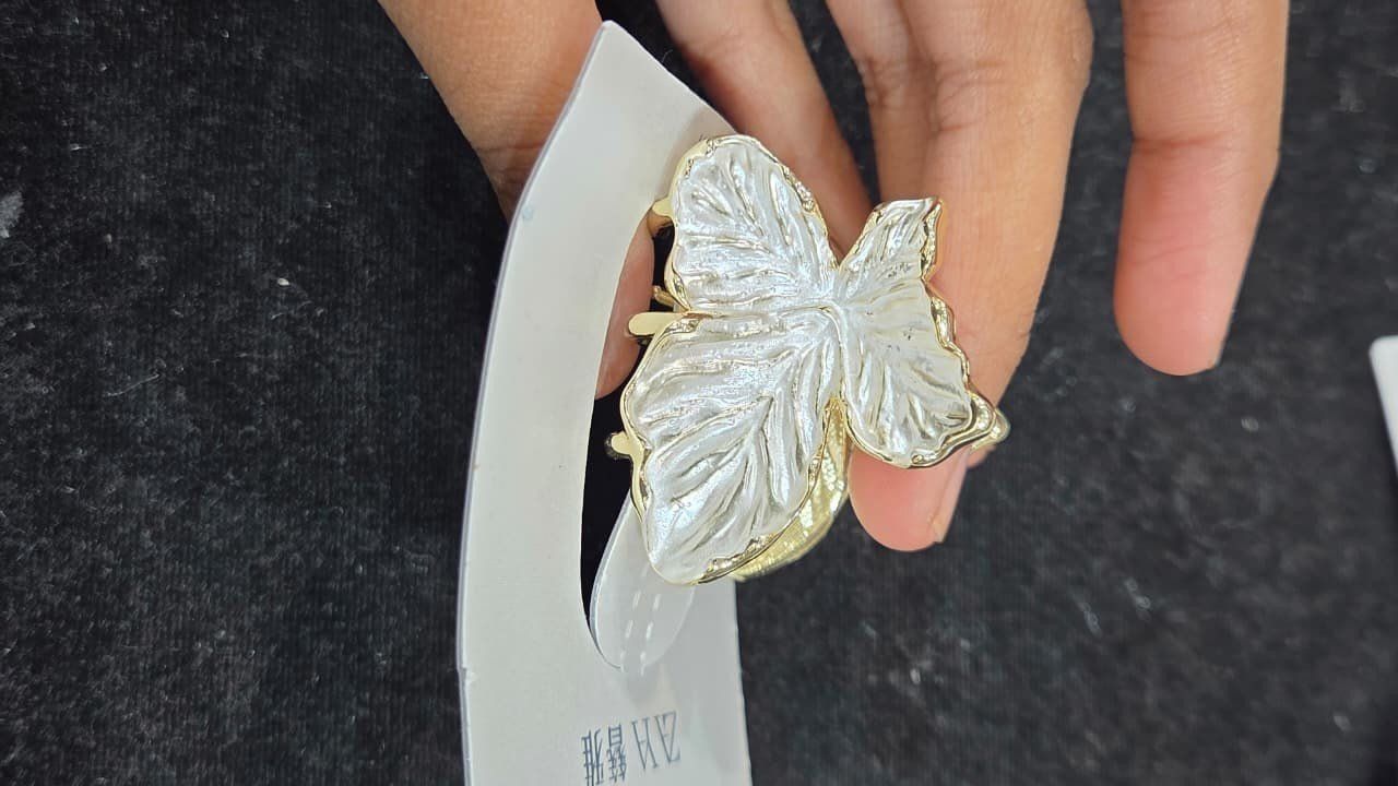 Pearl-white leaf claw clip *