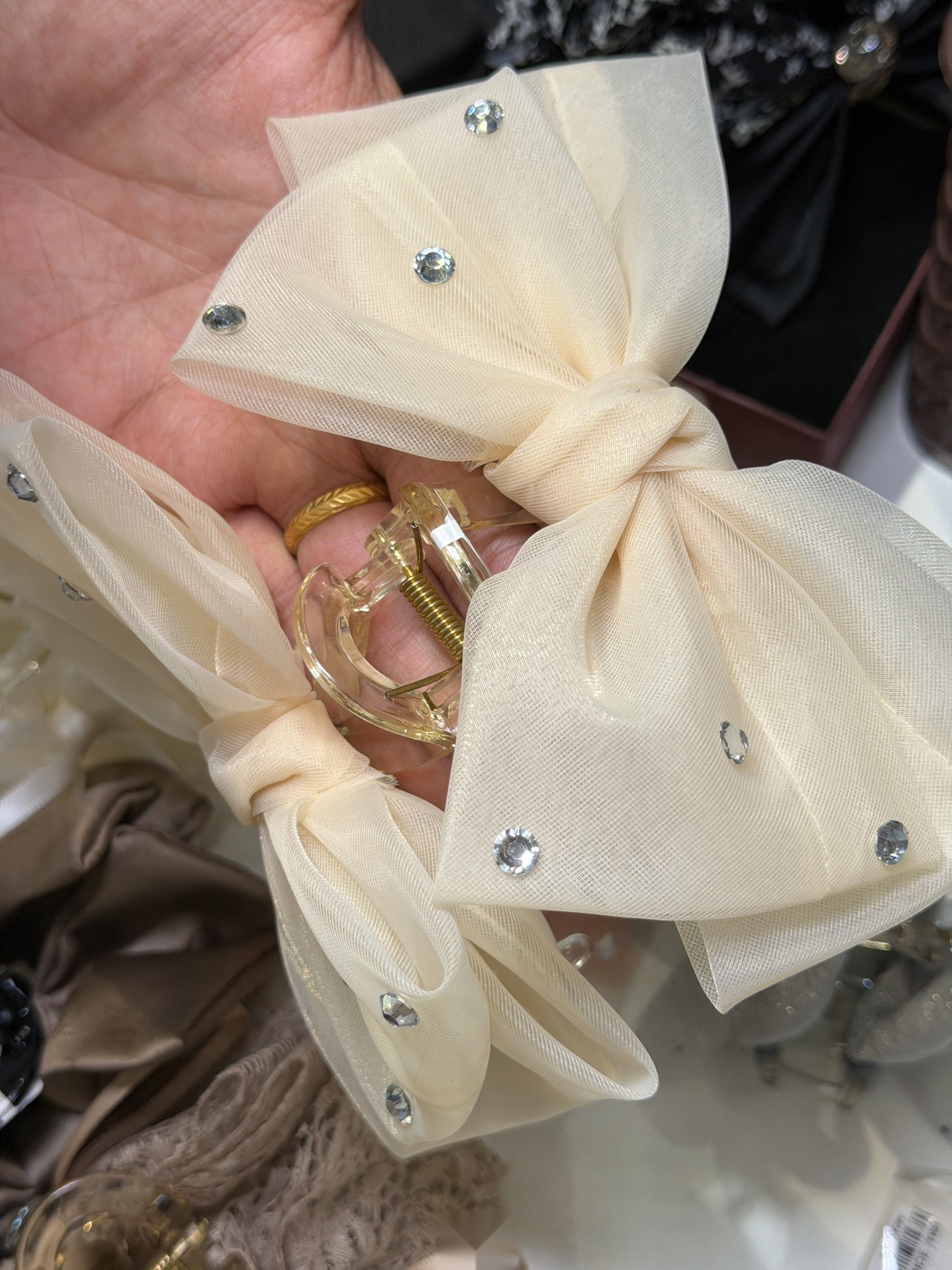 Crystal tulle bow hair clutcher, cream