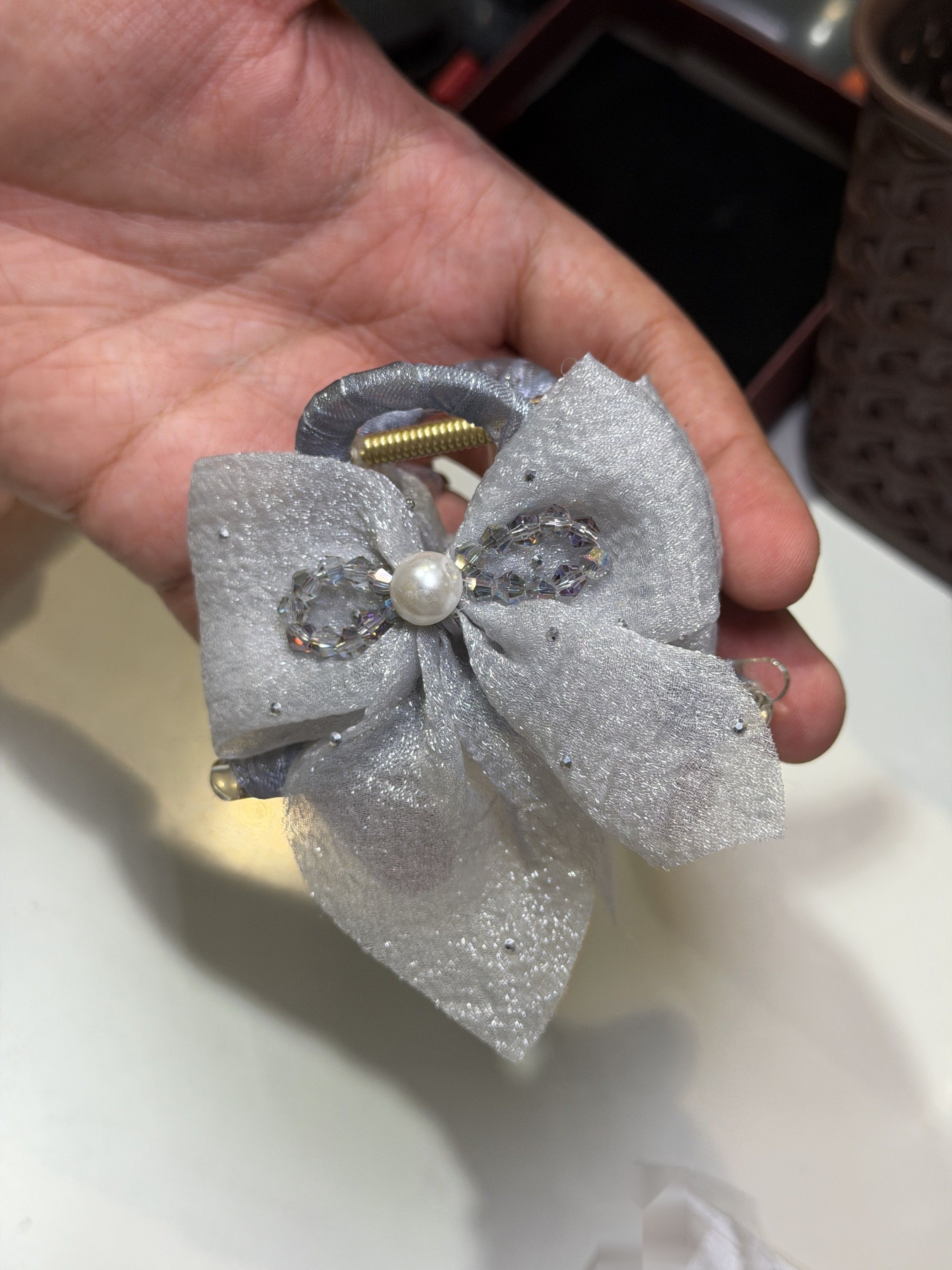 Glitter bow hair clutcher, grey