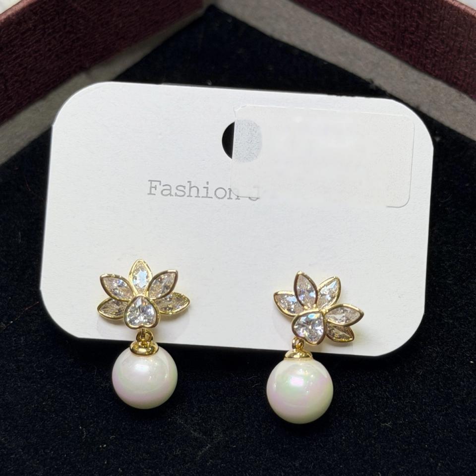 Flower pearl drop studs