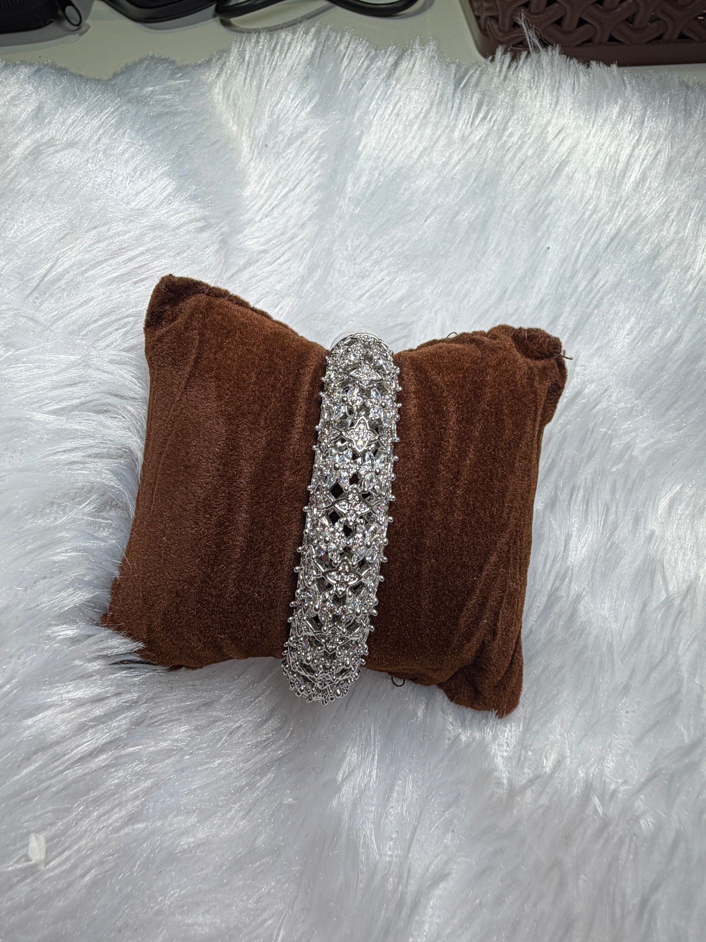 Broad silver stone kada