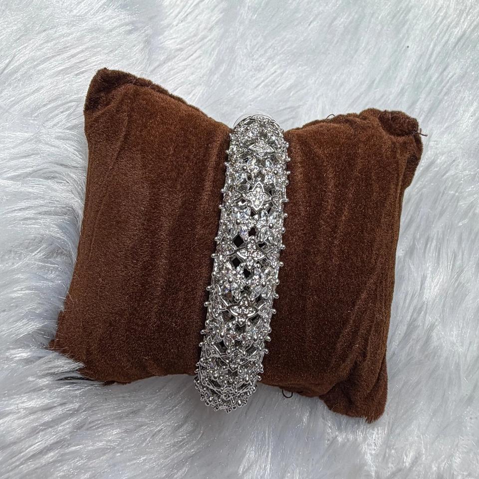Broad silver stone kada