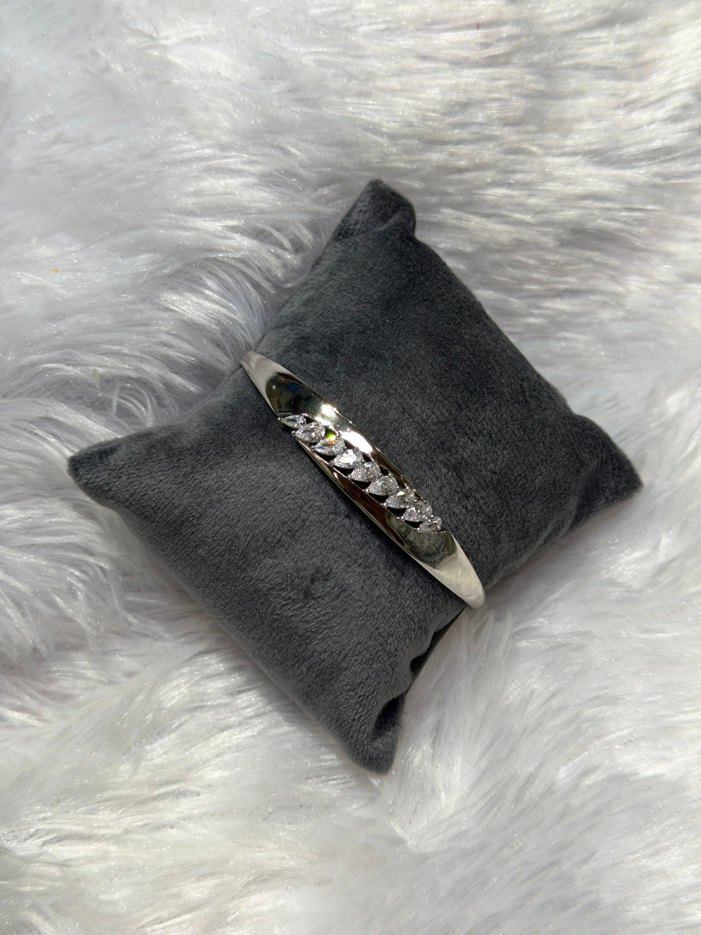 Twist stone cuff, silver tone