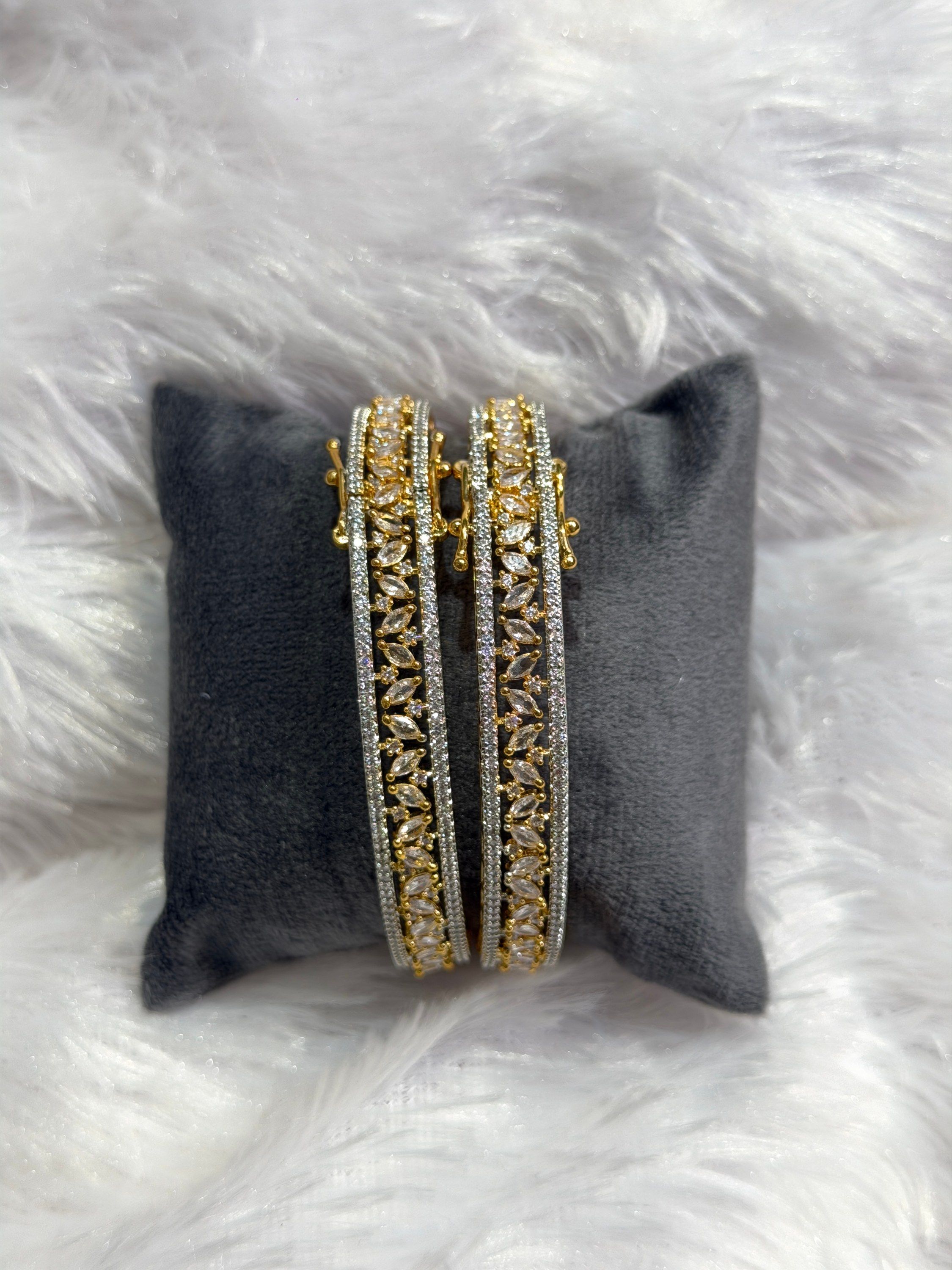Two-tone leaf pattern bangle pair