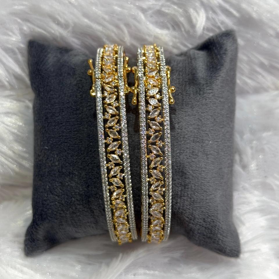 Two-tone leaf pattern bangle pair