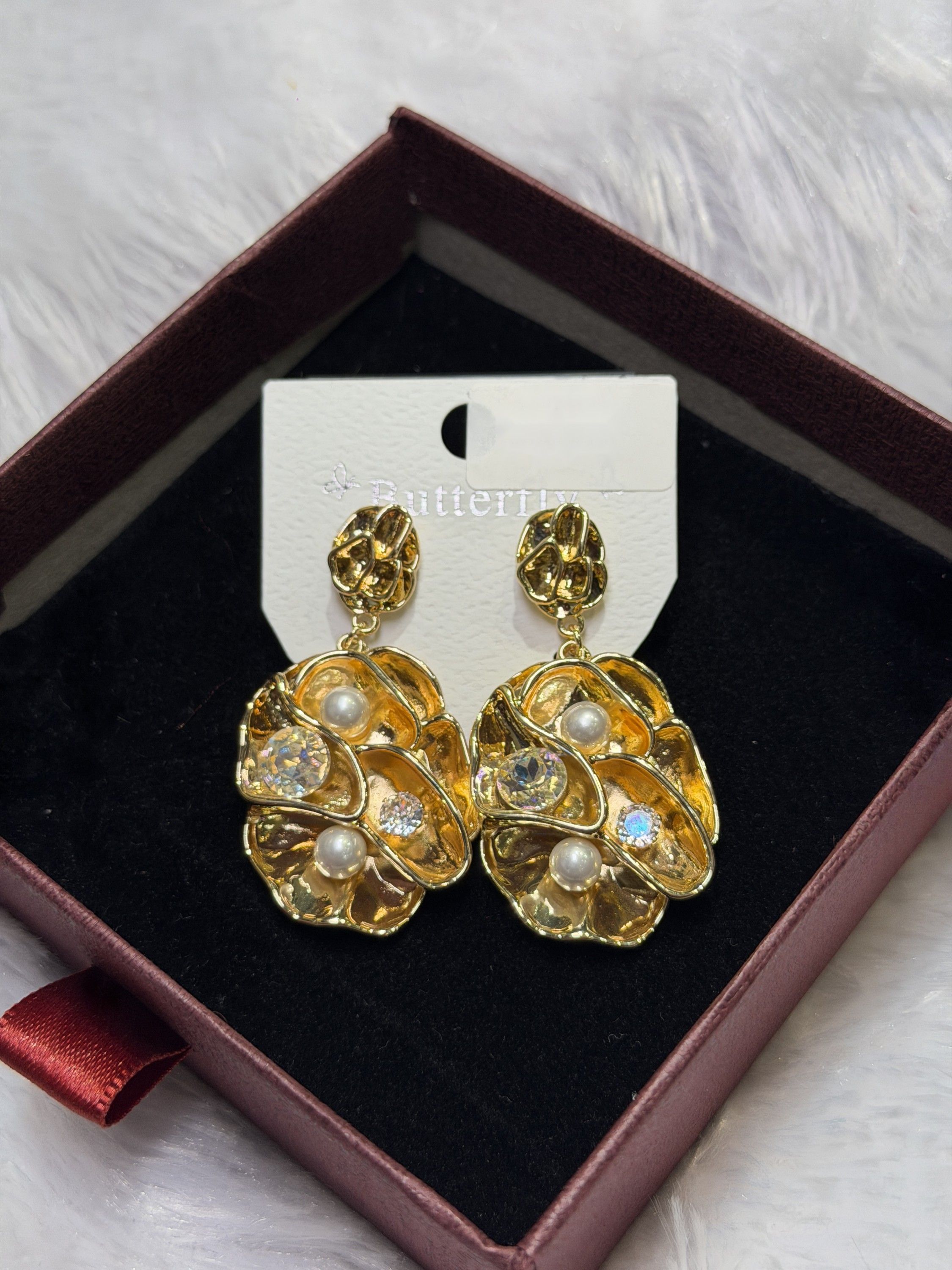 Petal gold earrings with pearls