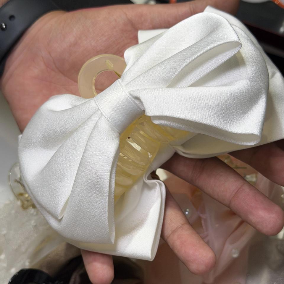 Satin bow hair clutcher, white