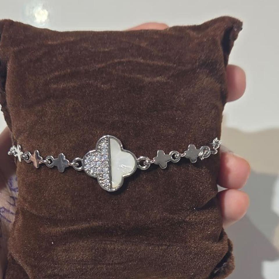 Silver clover charm bracelet *