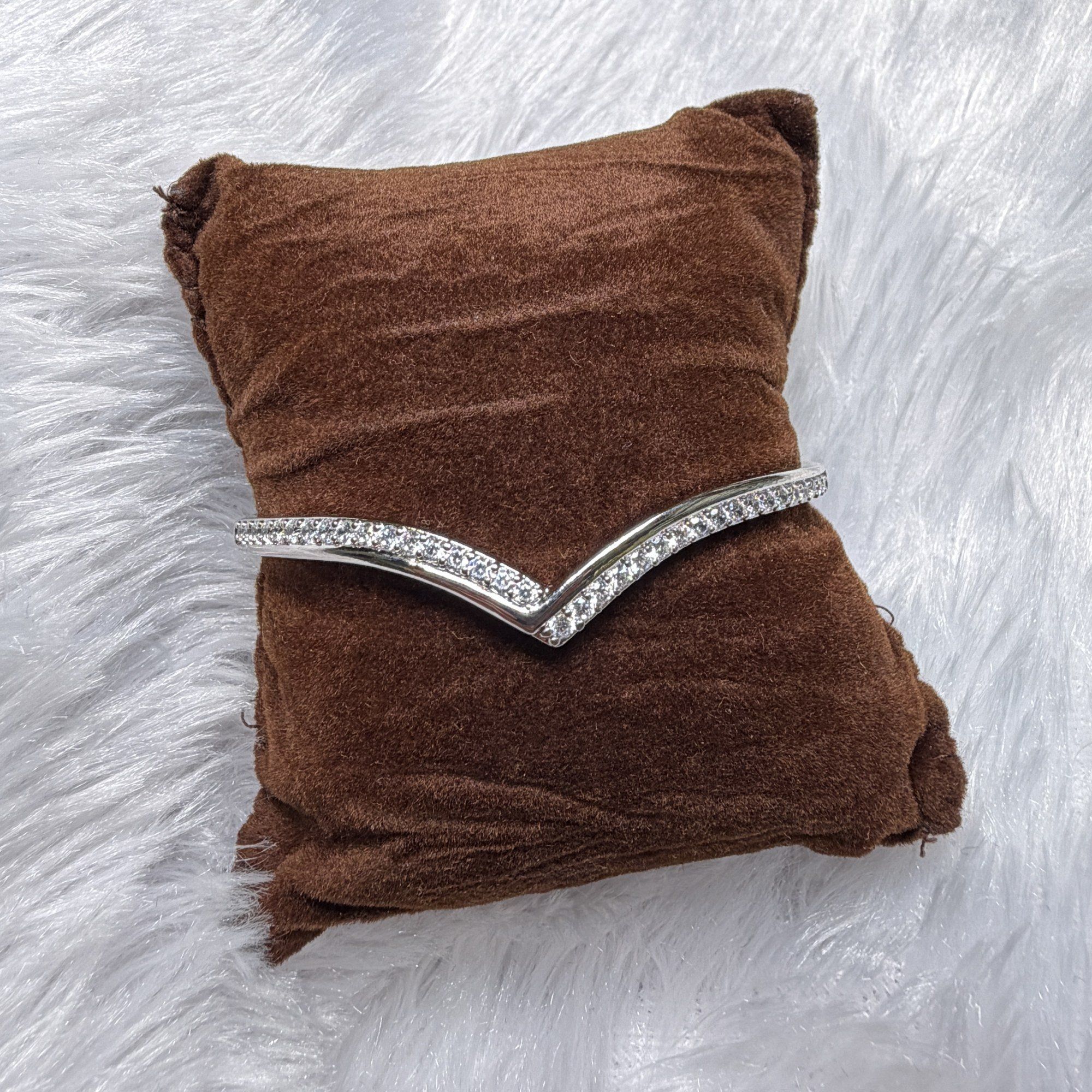 V-shape stone bracelet