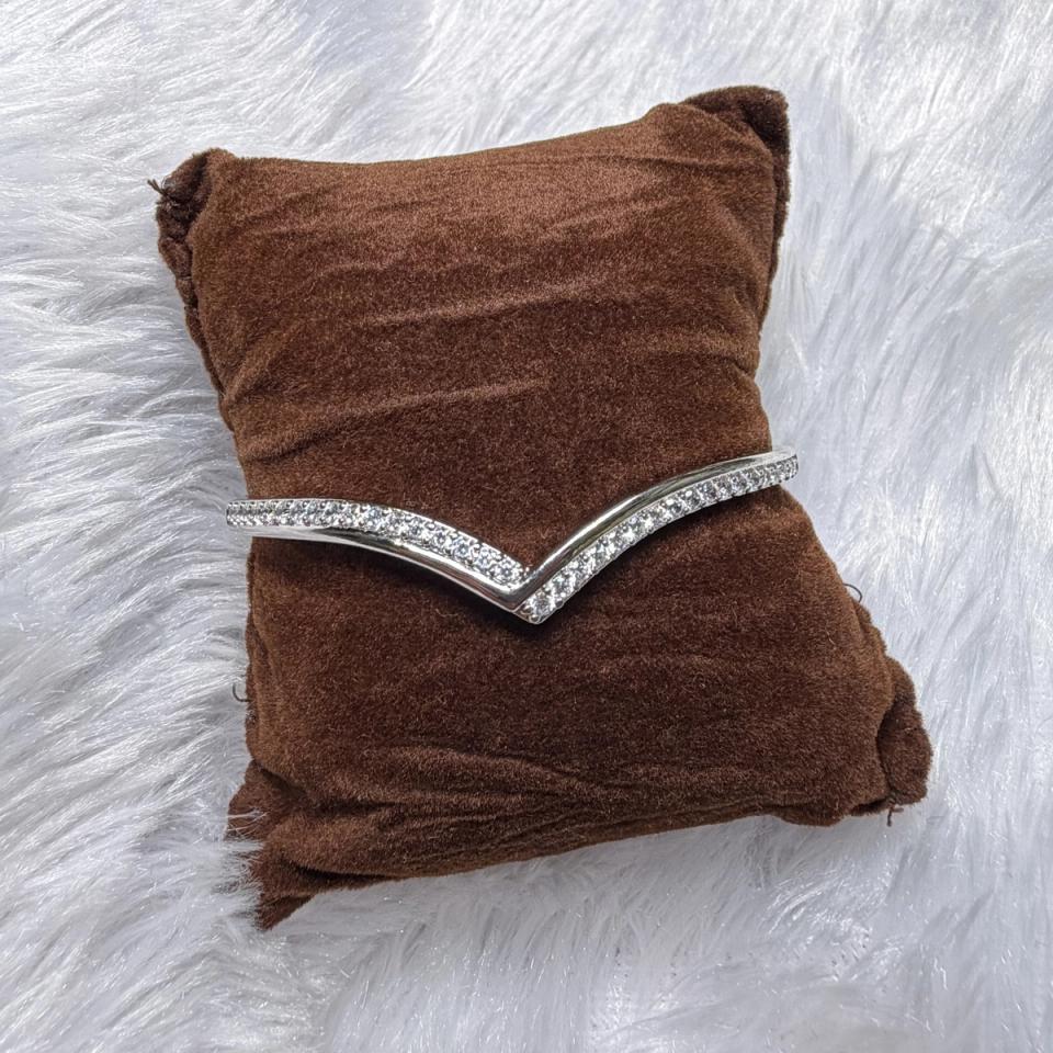 V-shape stone bracelet