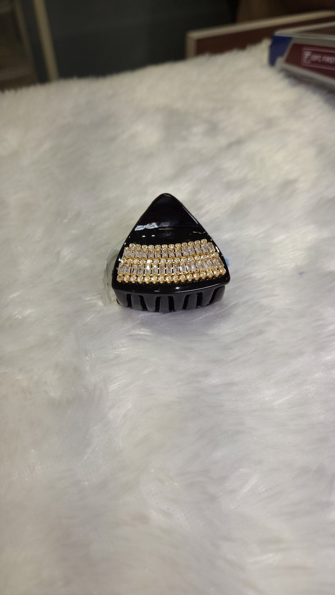 Black triangle claw clip with stone band *