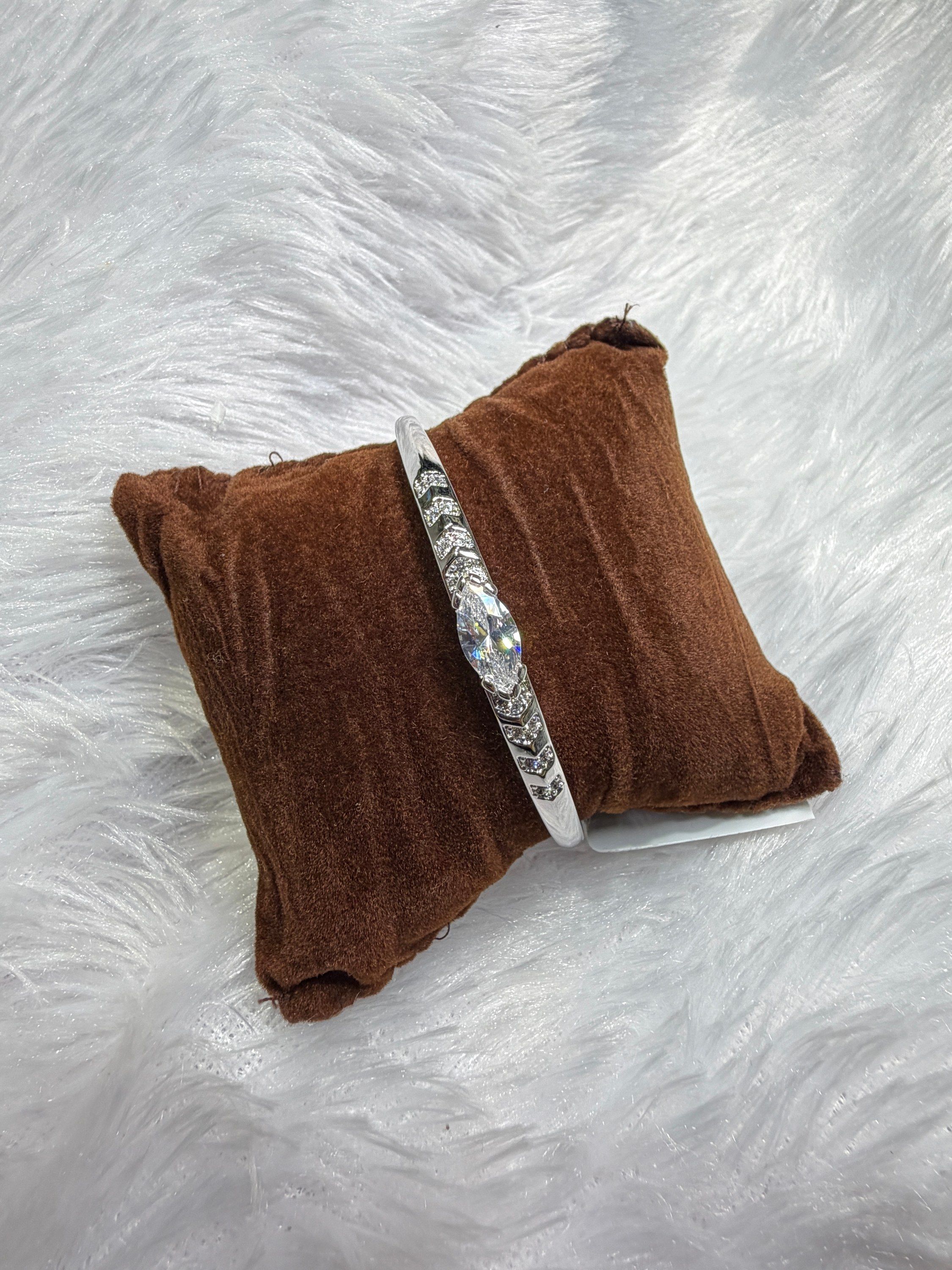Chevron stone silver kada
