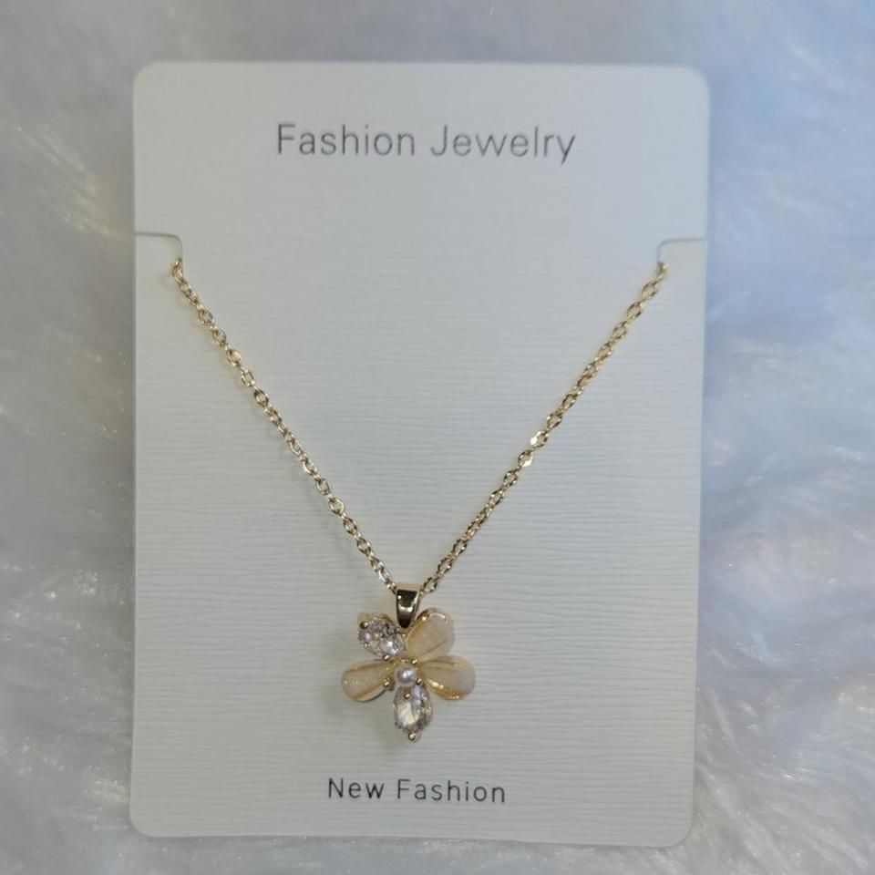 Rose gold clover pendant chain *