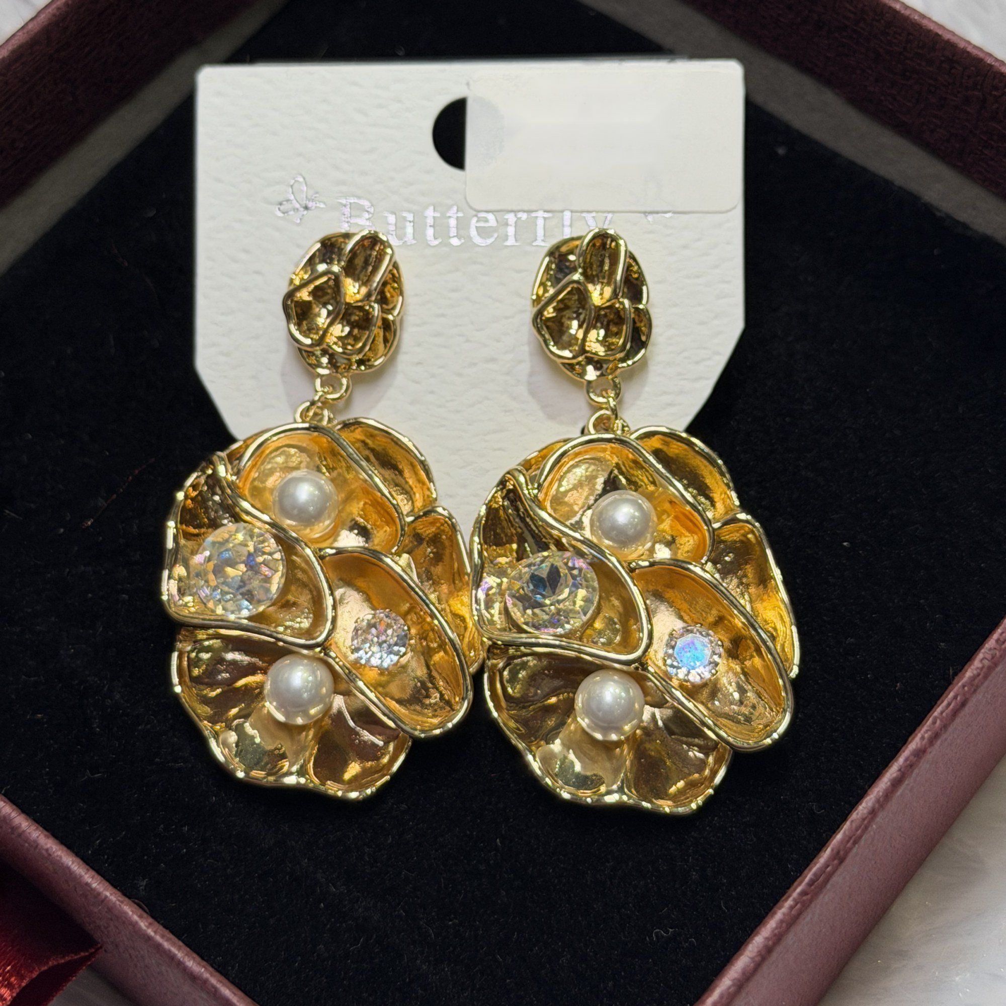 Petal gold earrings with pearls