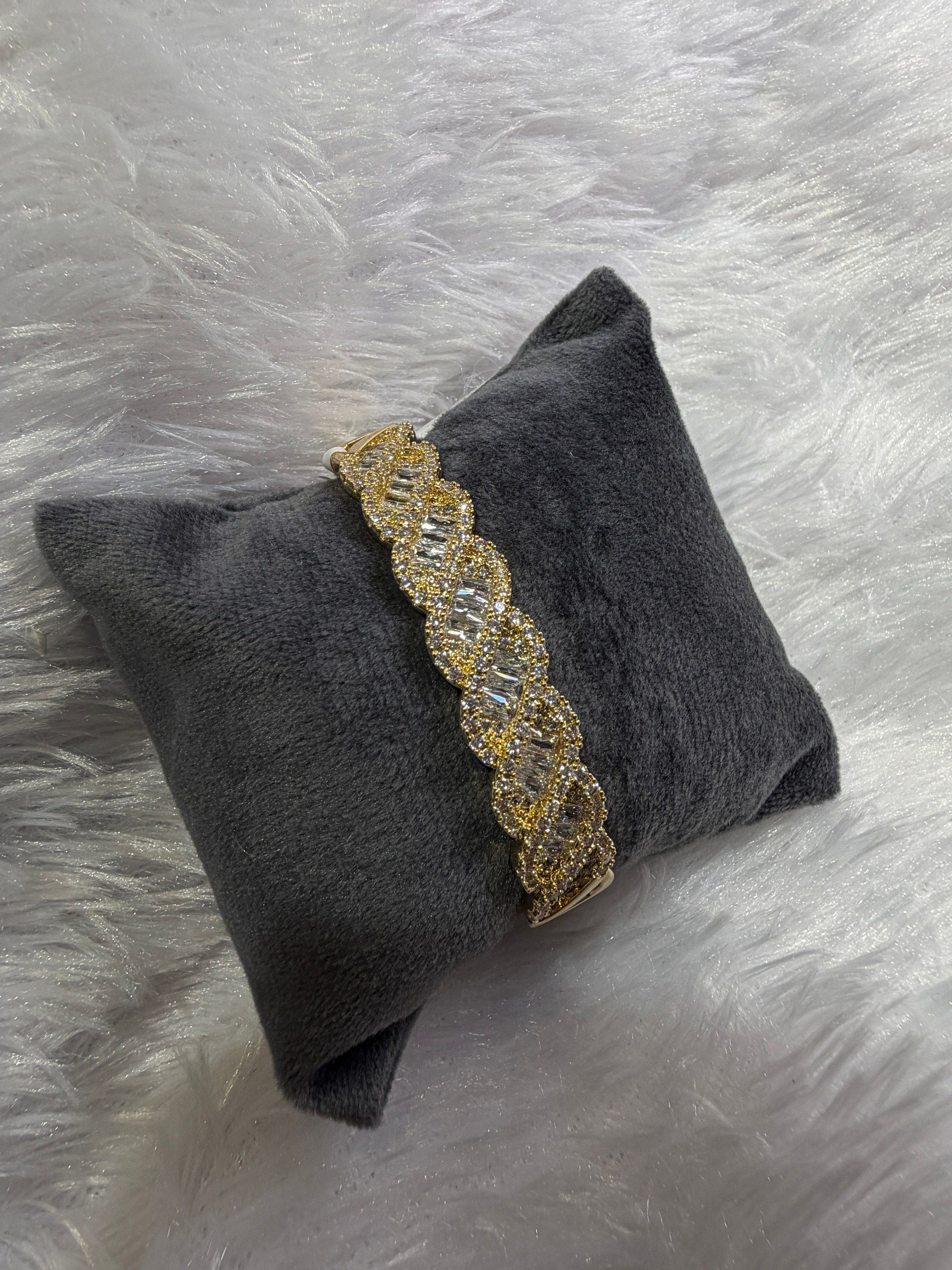 Wave pattern stone kada
