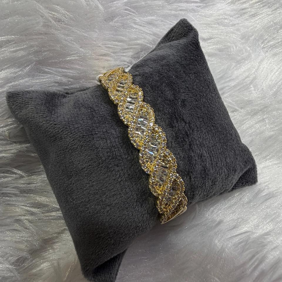 Wave pattern stone kada