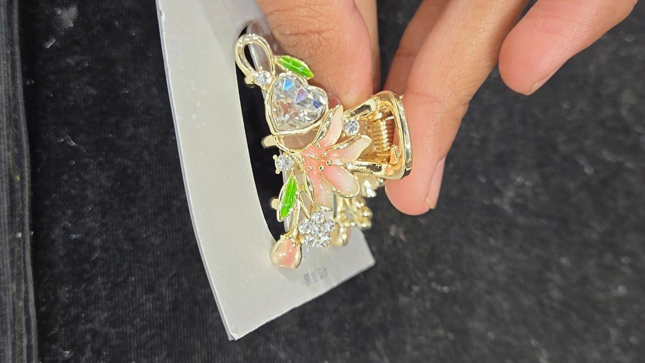 Pink tulip enamel claw clip *