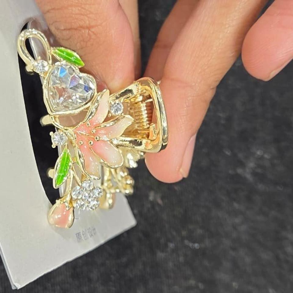 Pink tulip enamel claw clip *