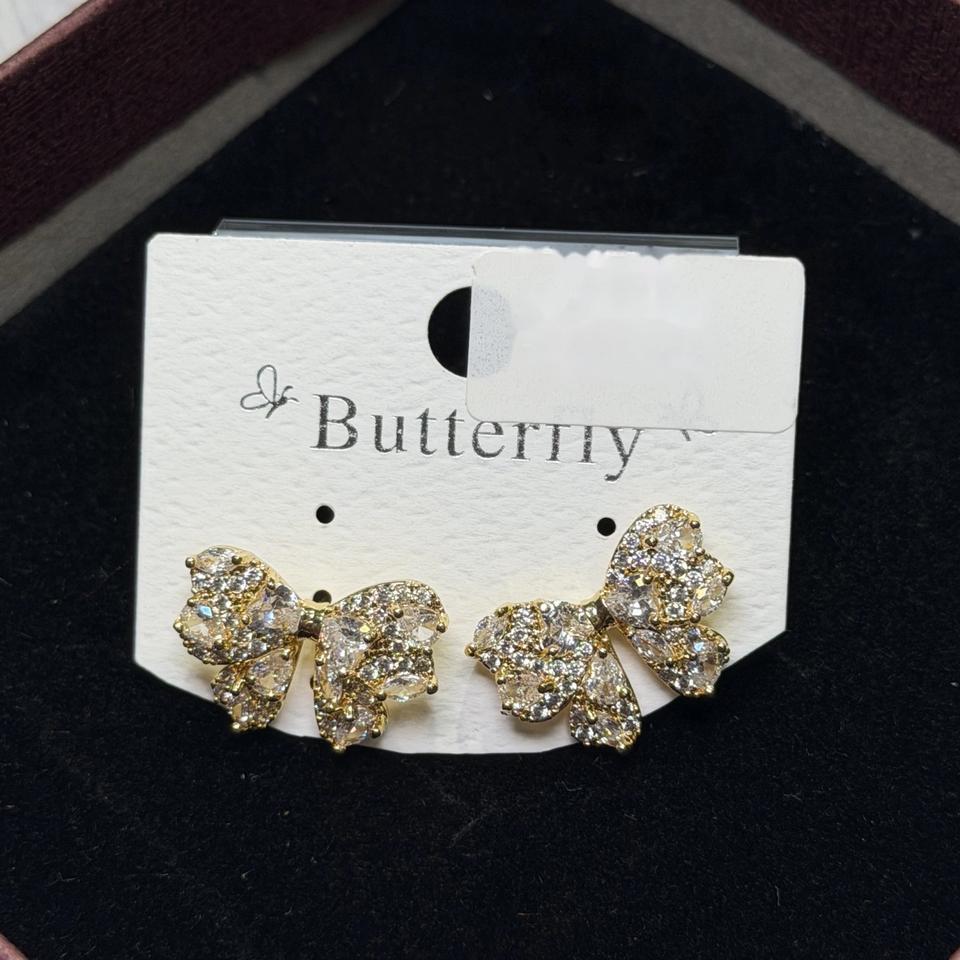 Bow stone stud earrings