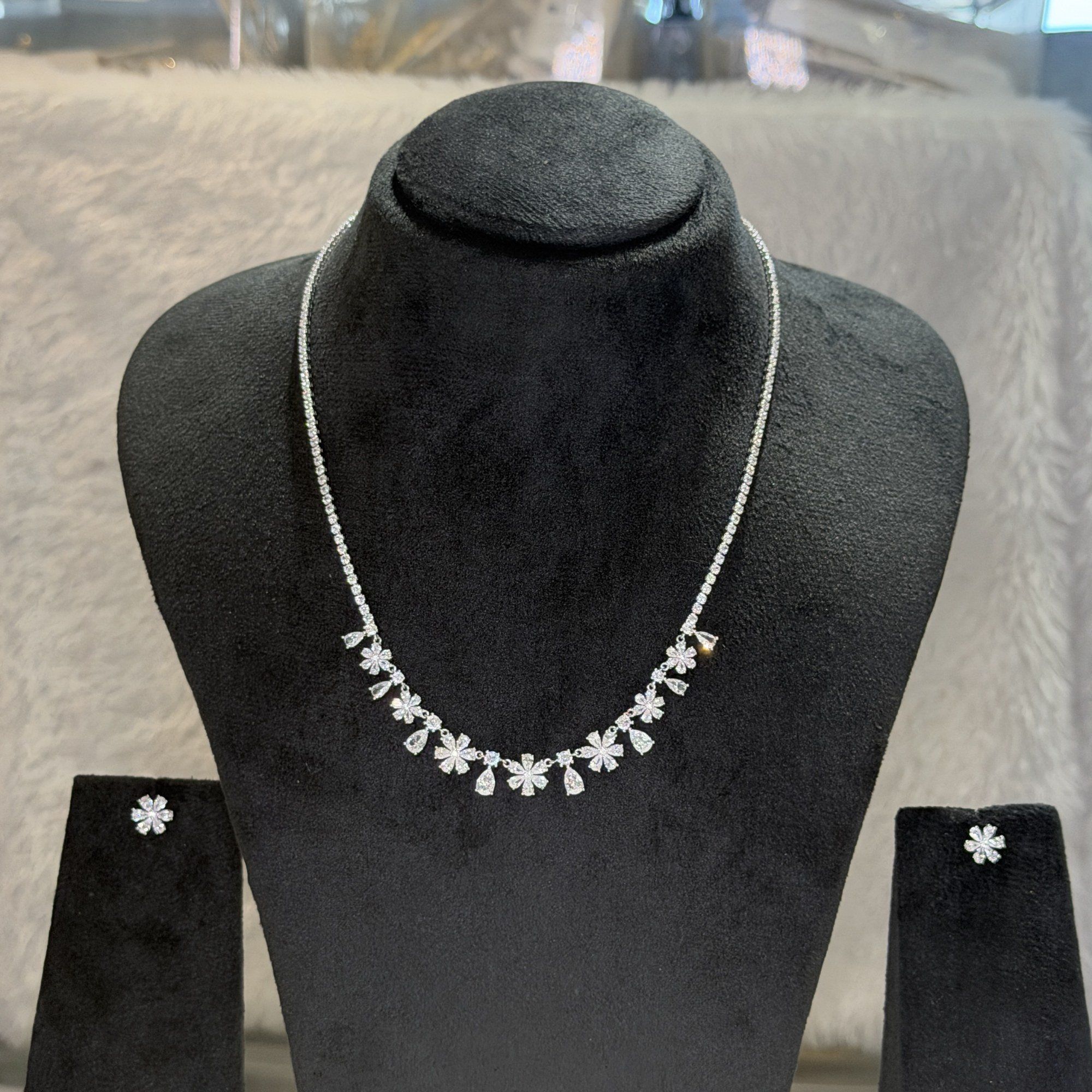 Flower line chain with studs