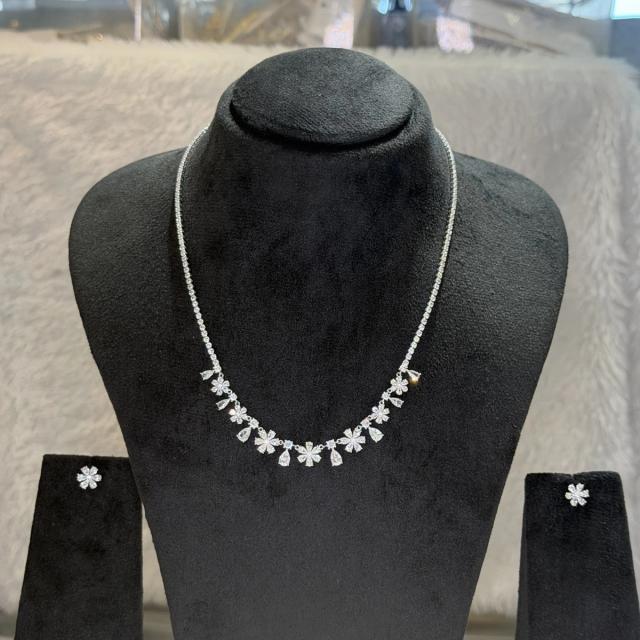 Flower line chain with studs