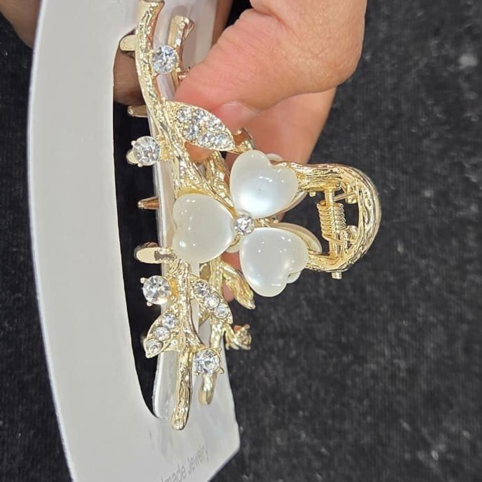 White heart flower claw clip *