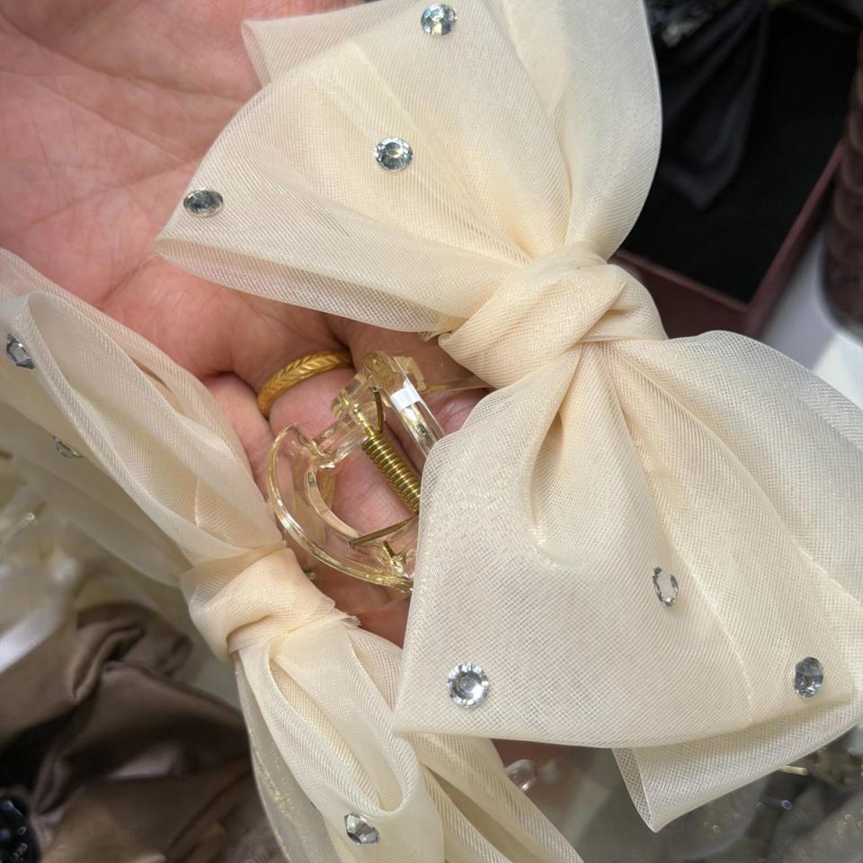 Crystal tulle bow hair clutcher, cream