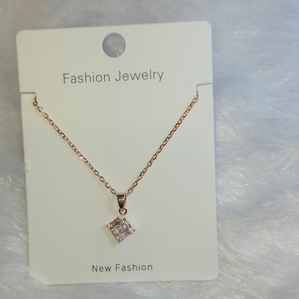 Rose gold diamond-cut pendant chain *
