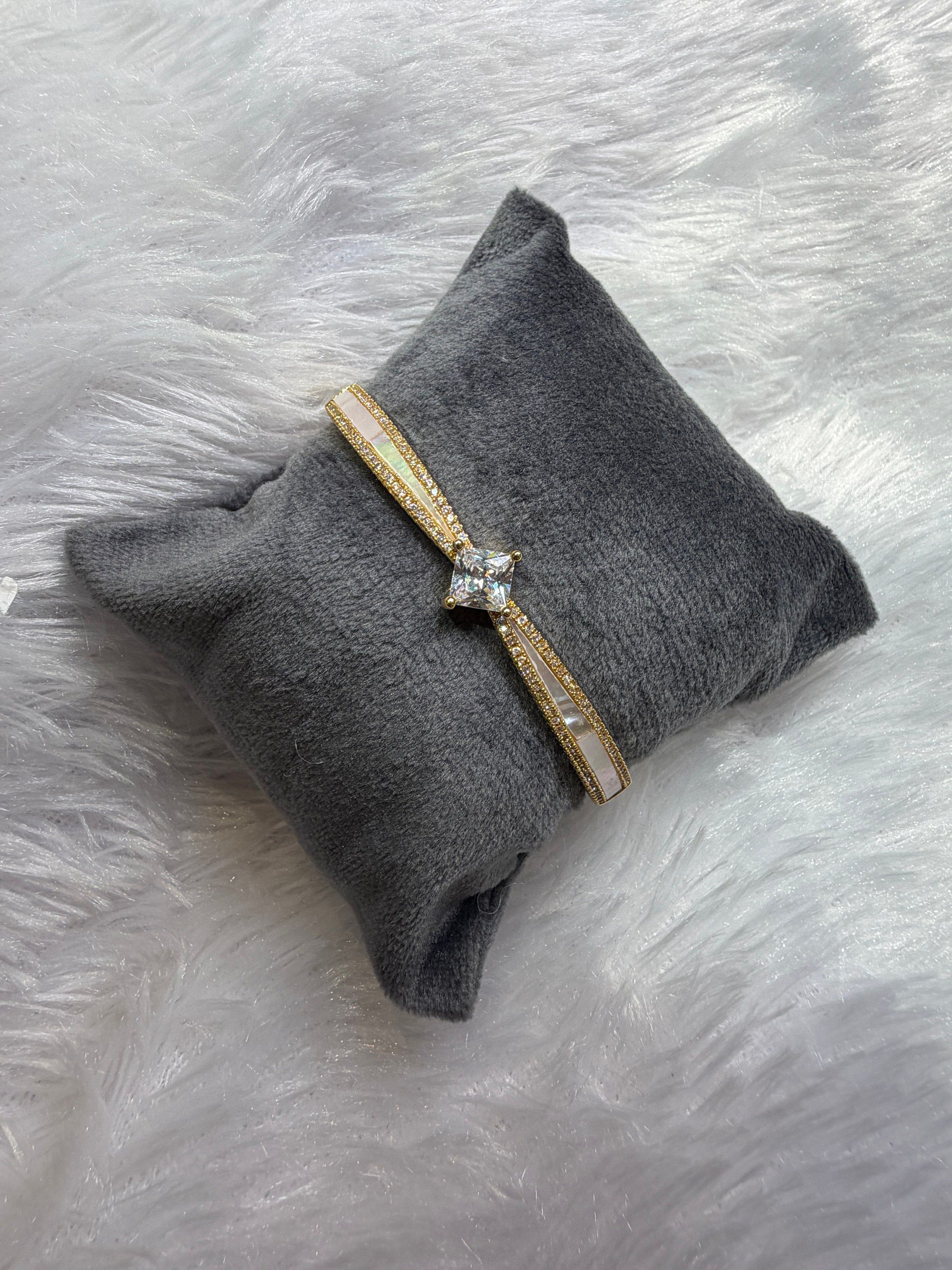 Pearl-white inlay solitaire bracelet