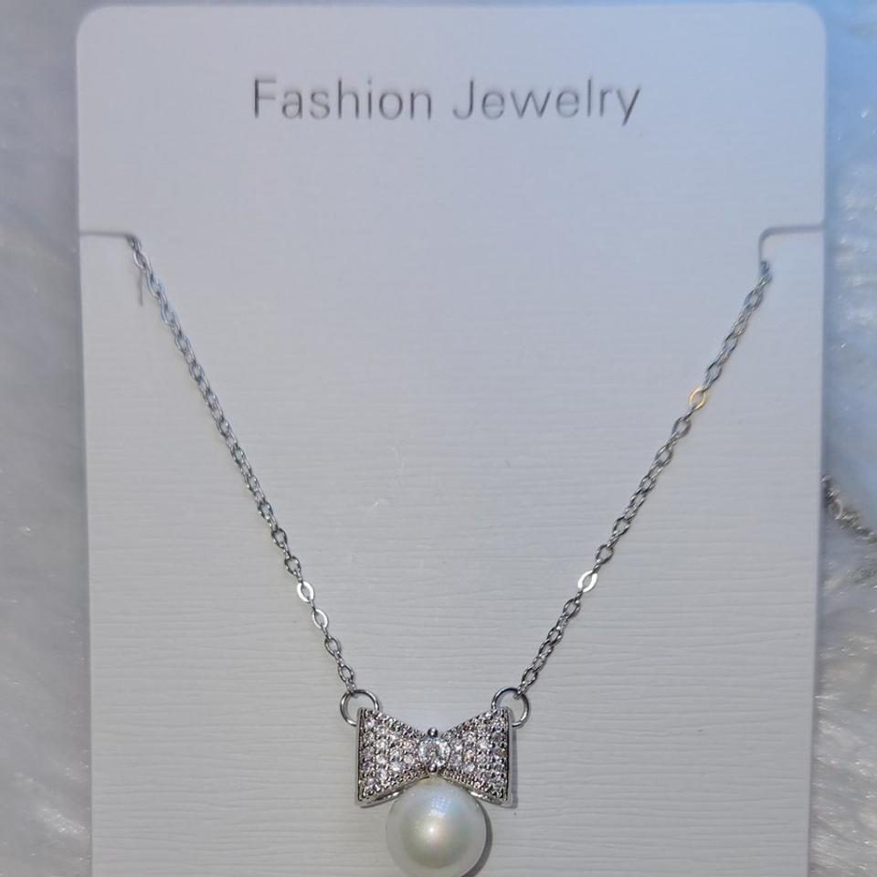 Silver bow and pearl pendant chain *