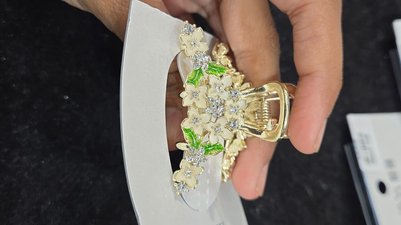 White flower and leaf claw clip *
