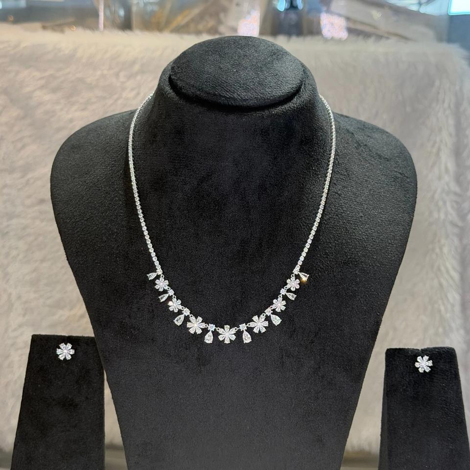 Flower line chain with studs